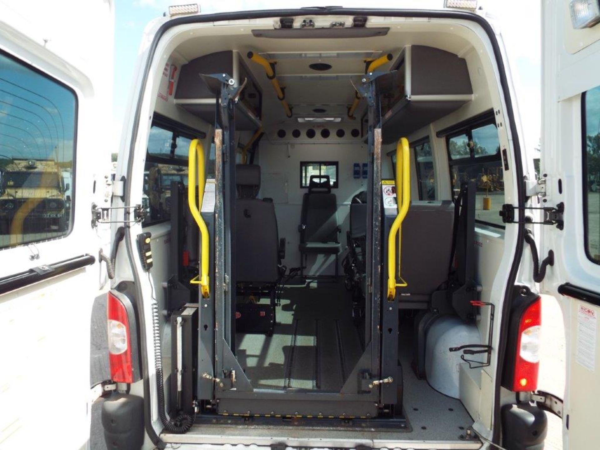 Renault Master 2.5 DCI Patient Transfer Bus with Ricon 350KG Tail Lift - Image 23 of 30