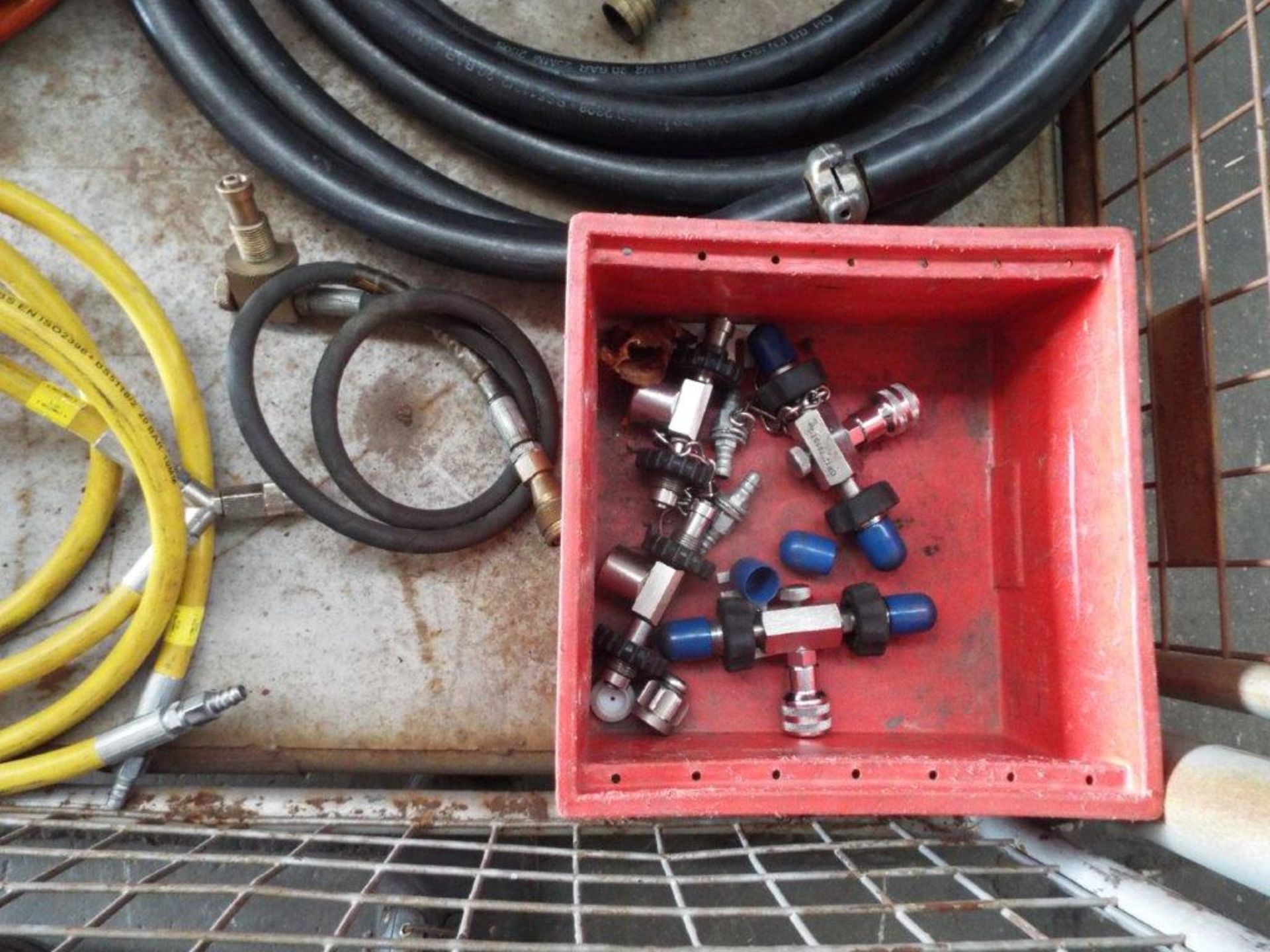 Mixed Stillage of Air Hoses and Couplings - Image 5 of 6