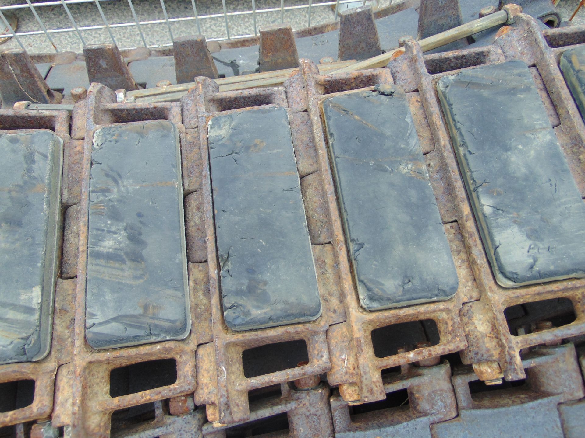 9 x FV432 10 Link Track Sections - Image 3 of 4