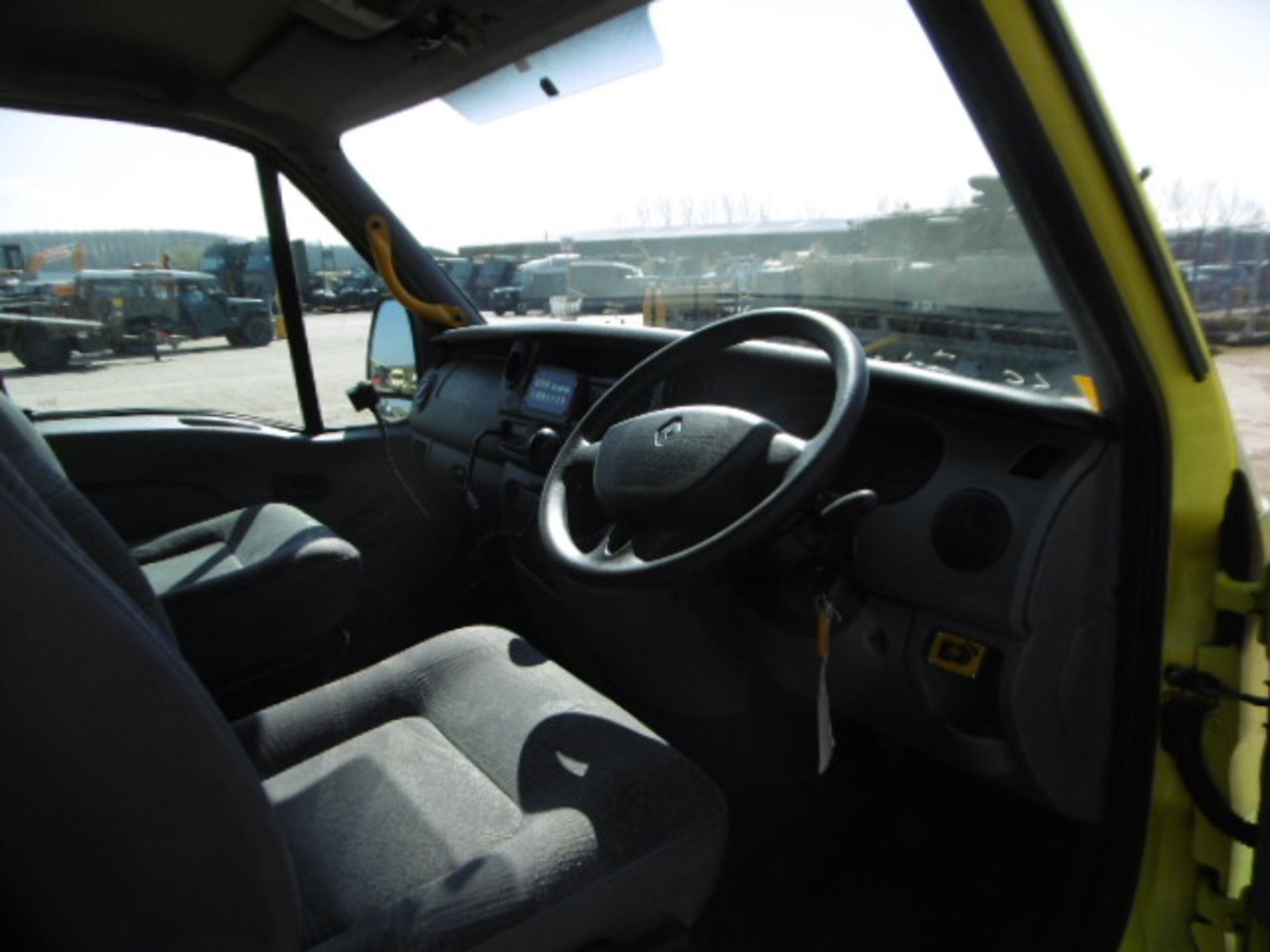 Renault Master 2.5 DCI ambulance - Image 16 of 19