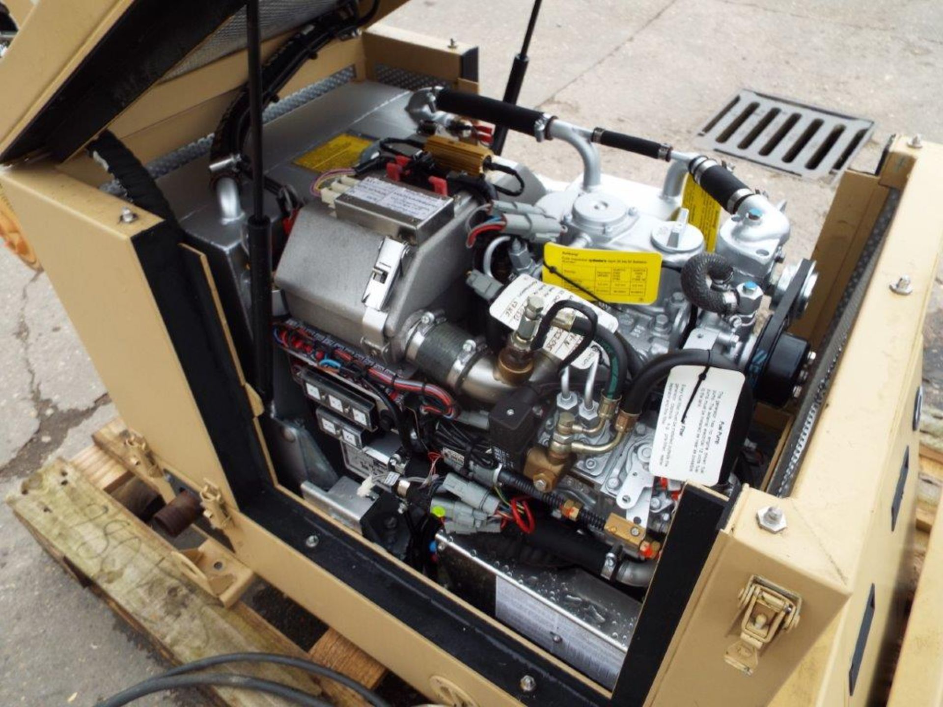 TEST HOURS ONLY Fischer Panda AGT 6000/24V PVMV-N Kubota Diesel 5.5 KVA Fully Enclosed Generator - Image 12 of 17