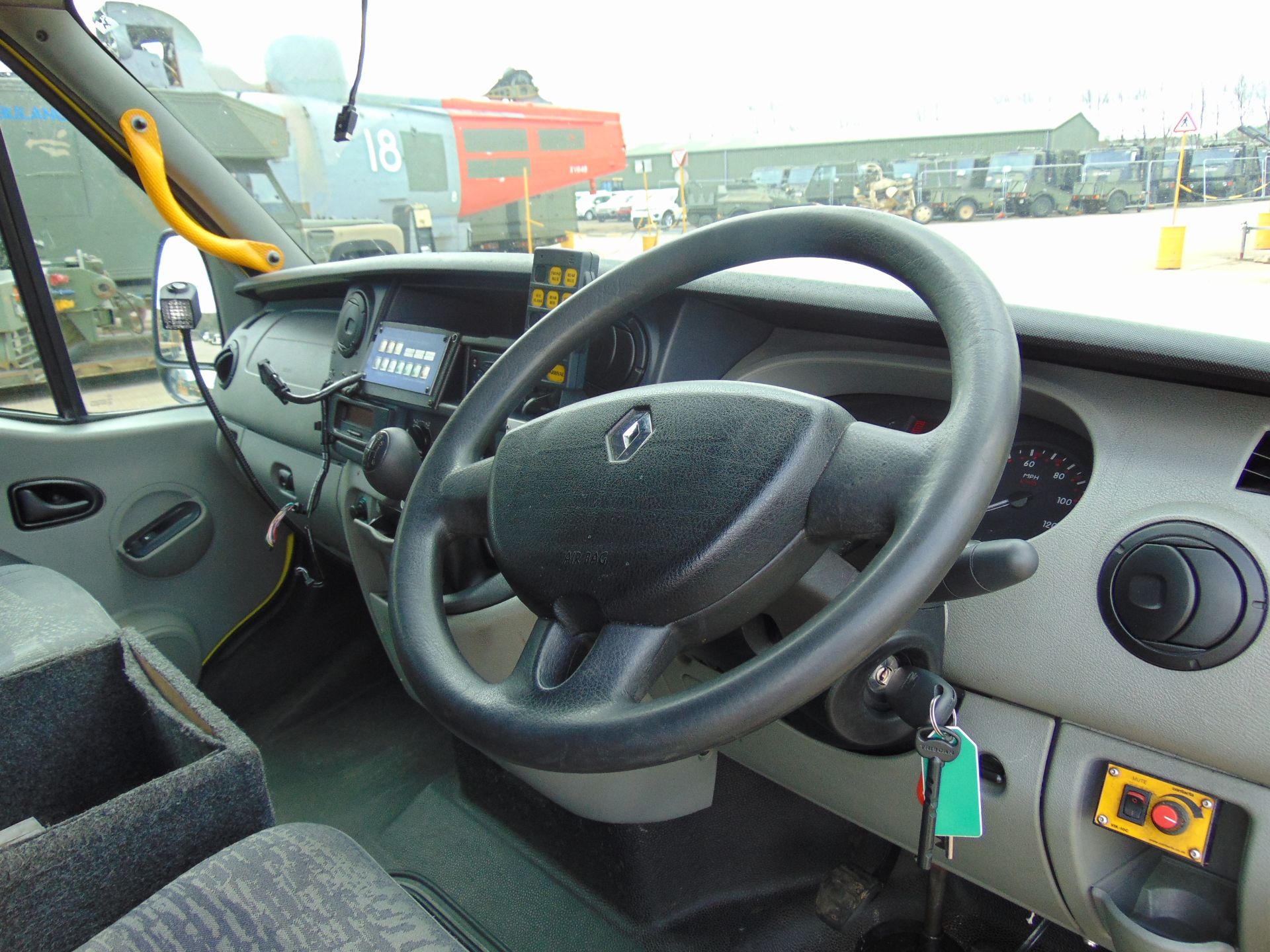Renault Master 2.5 DCI ambulance - Image 13 of 19