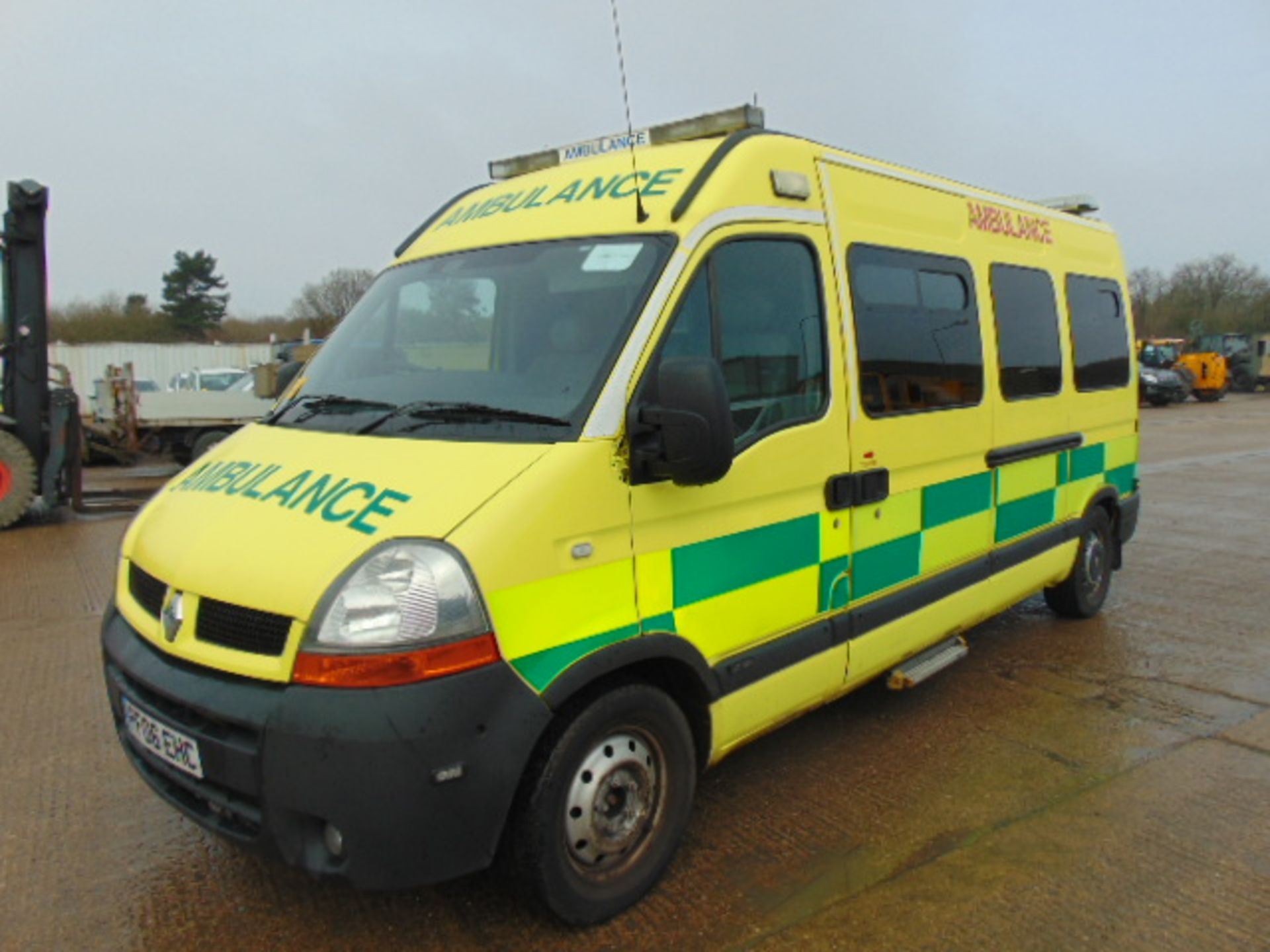 Renault Master 2.5 DCI ambulance - Image 3 of 16