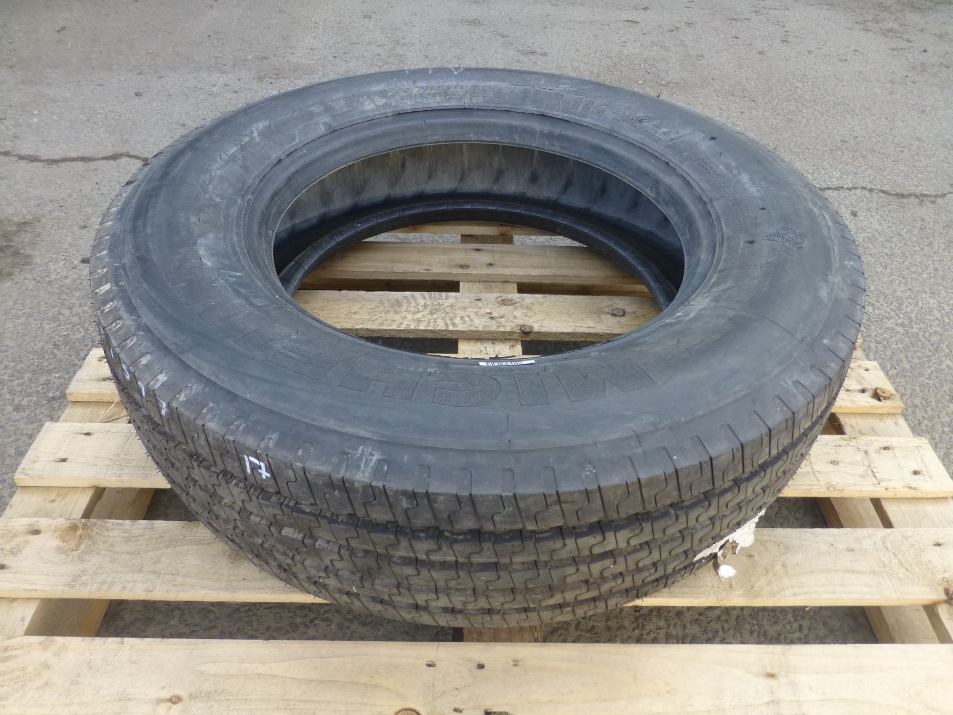 1 x Michelin XZE2 275/70 R22.5 Tyre