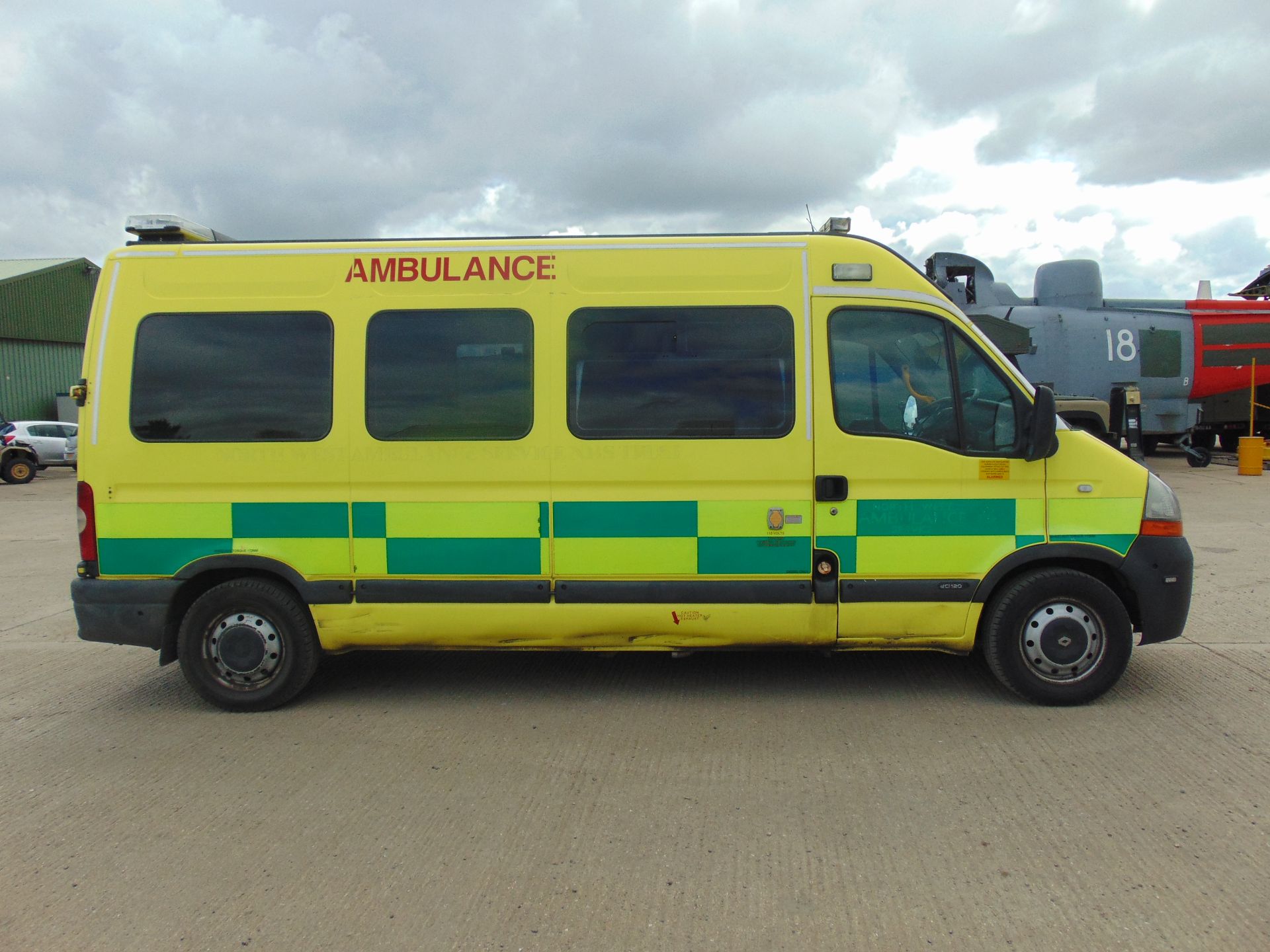 Renault Master 2.5 DCI ambulance - Image 6 of 19