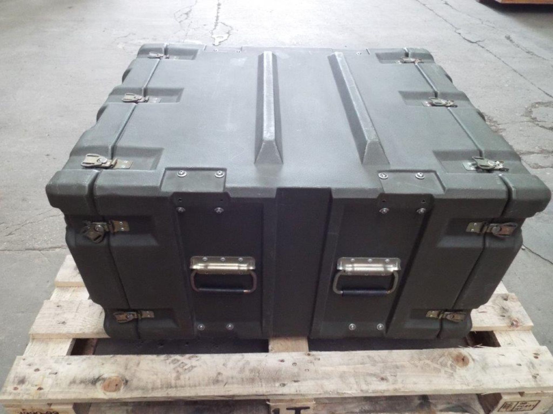 Heavy Duty Zero Double Entry Transit Case with Anti-Vibration Cradle - Image 4 of 9