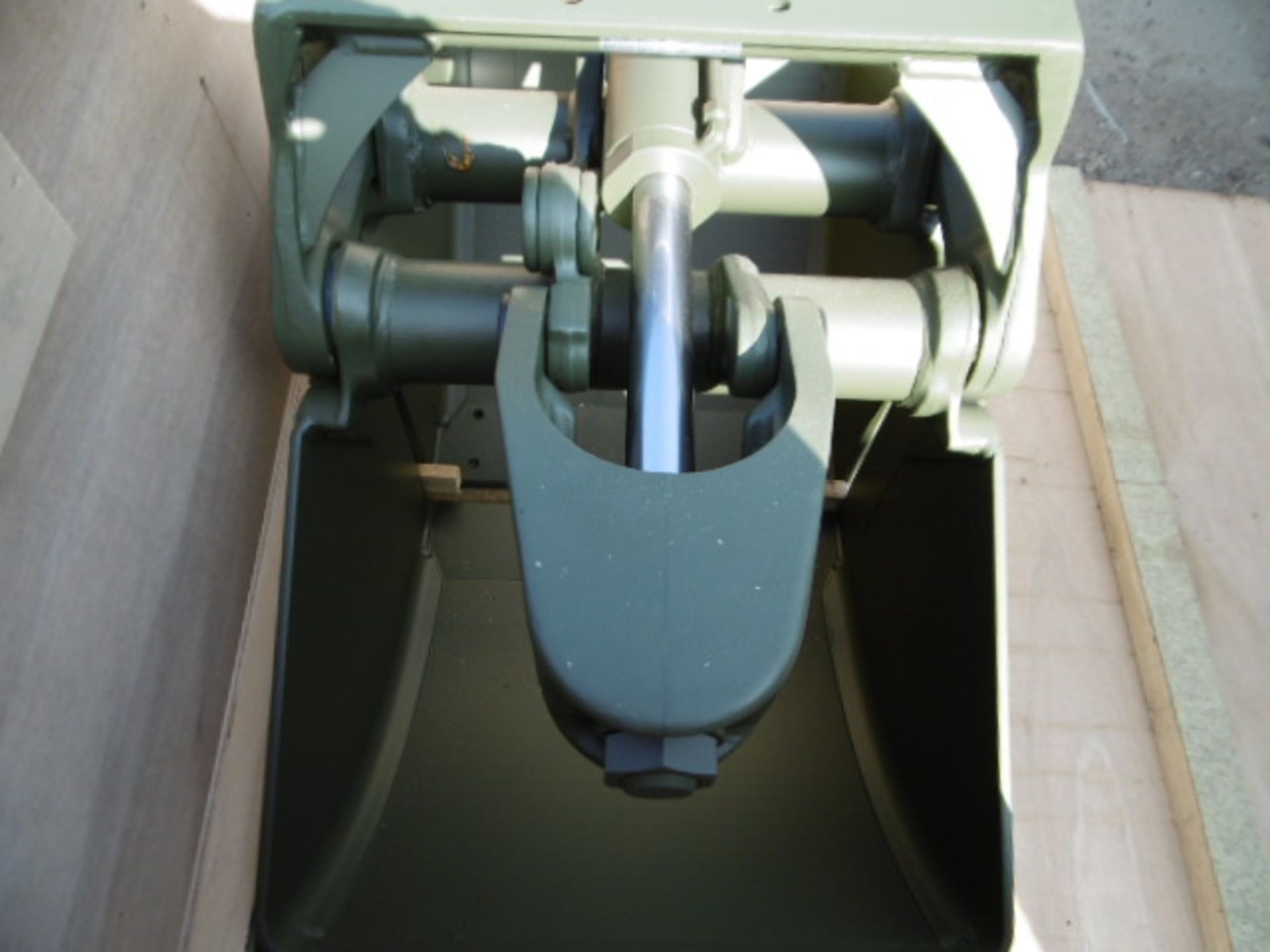 KM 605 Heavy Duty Clamshell Bucket with Horizontal Hydraulic Cylinder - Image 4 of 6