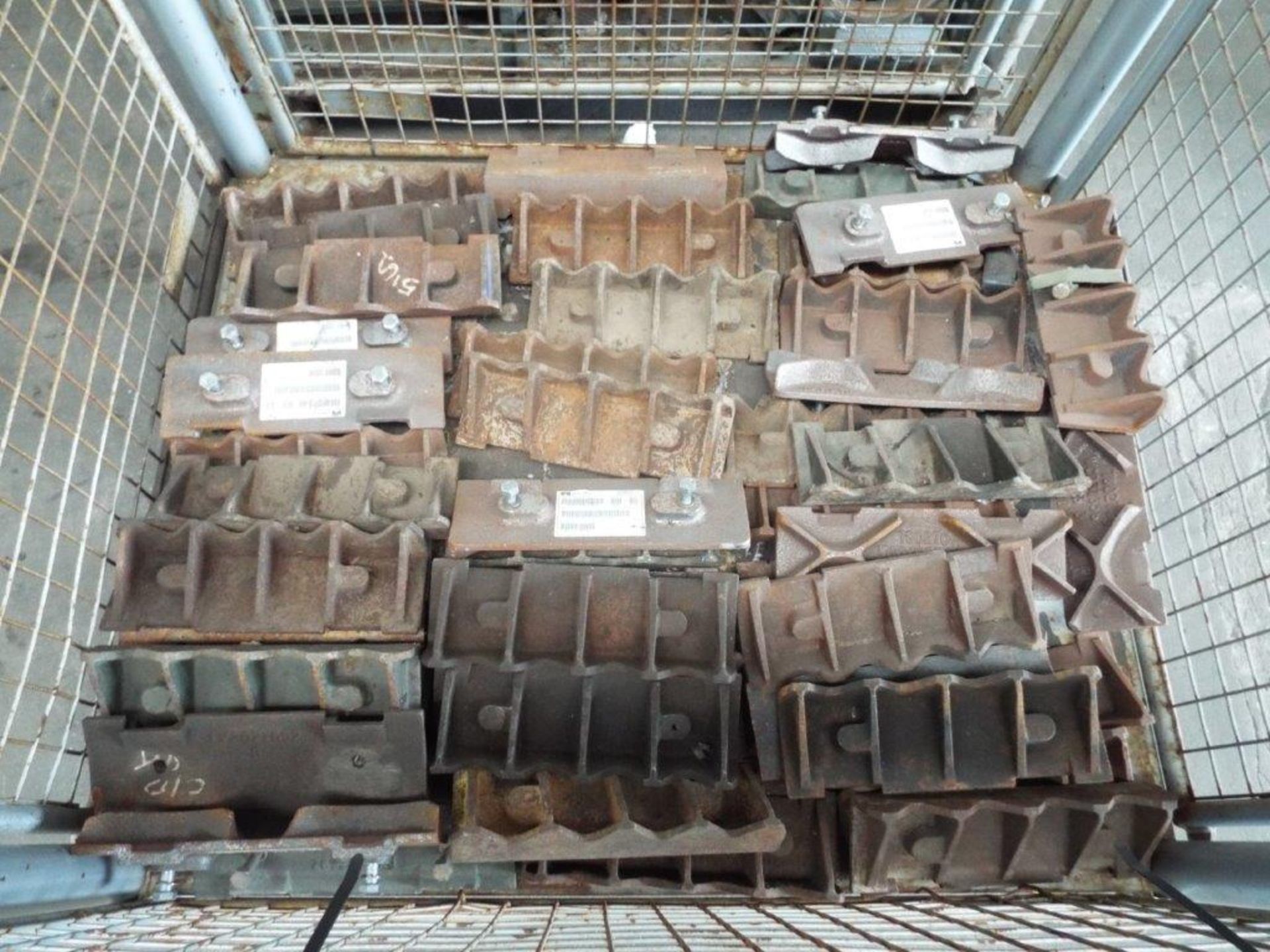 Approx 40 x Mixed Track Grousers / Crampons P/No FV2027692 / FV2187288