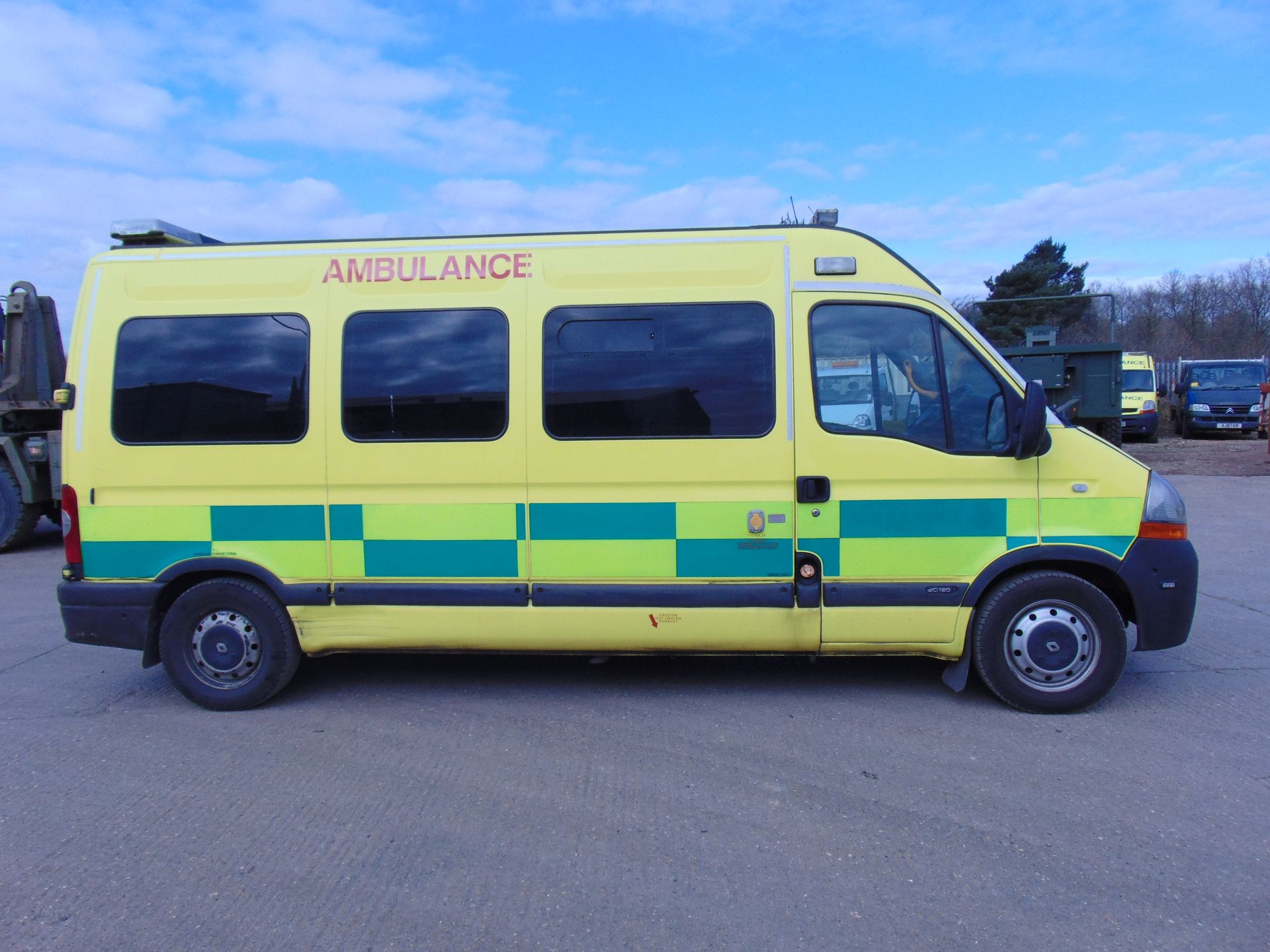 Renault Master 2.5 DCI ambulance - Image 5 of 18