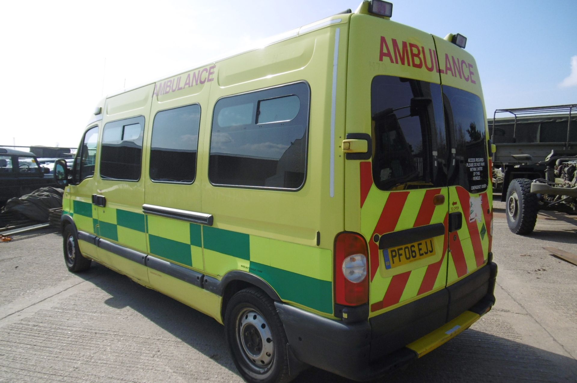 Renault Master 2.5 DCI ambulance - Image 5 of 16