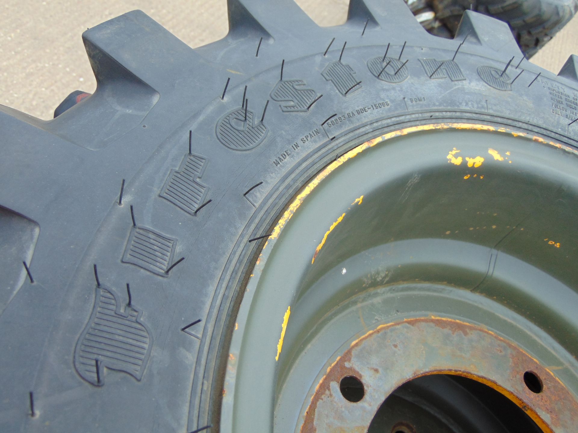 5 x Firestone Super Traction Loader 280/80-18 Industrial Studded Tyres on JCB Rims - Image 3 of 8