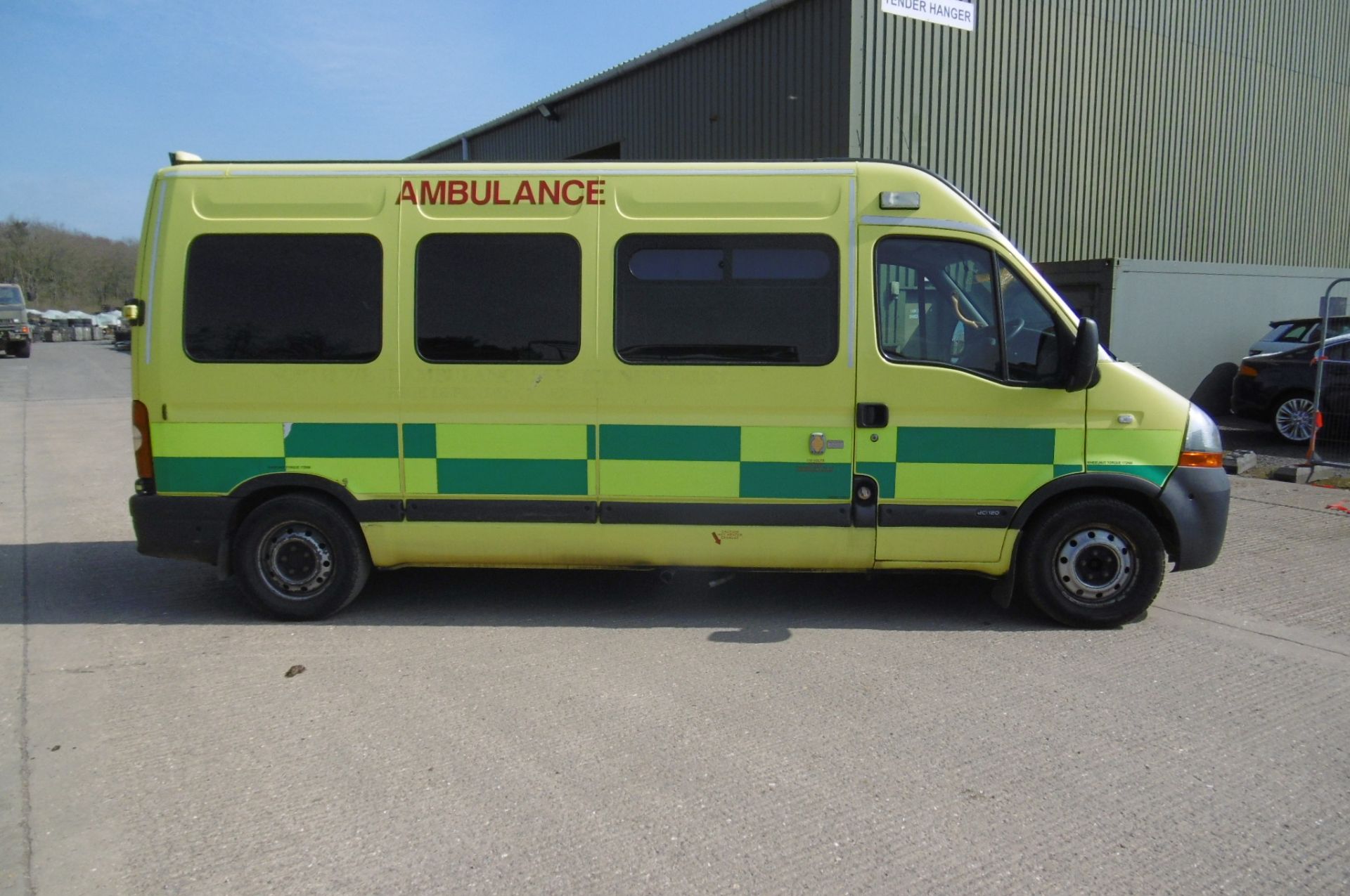 Renault Master 2.5 DCI ambulance - Image 8 of 16