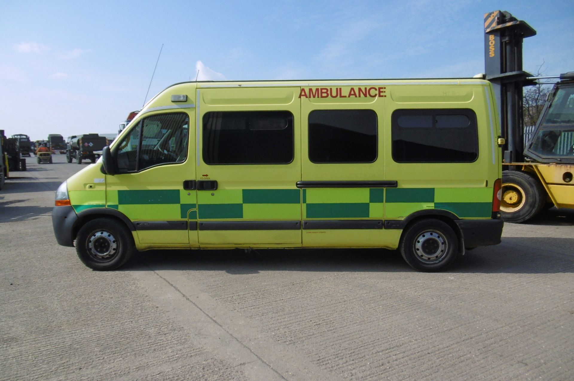 Renault Master 2.5 DCI ambulance - Image 4 of 16