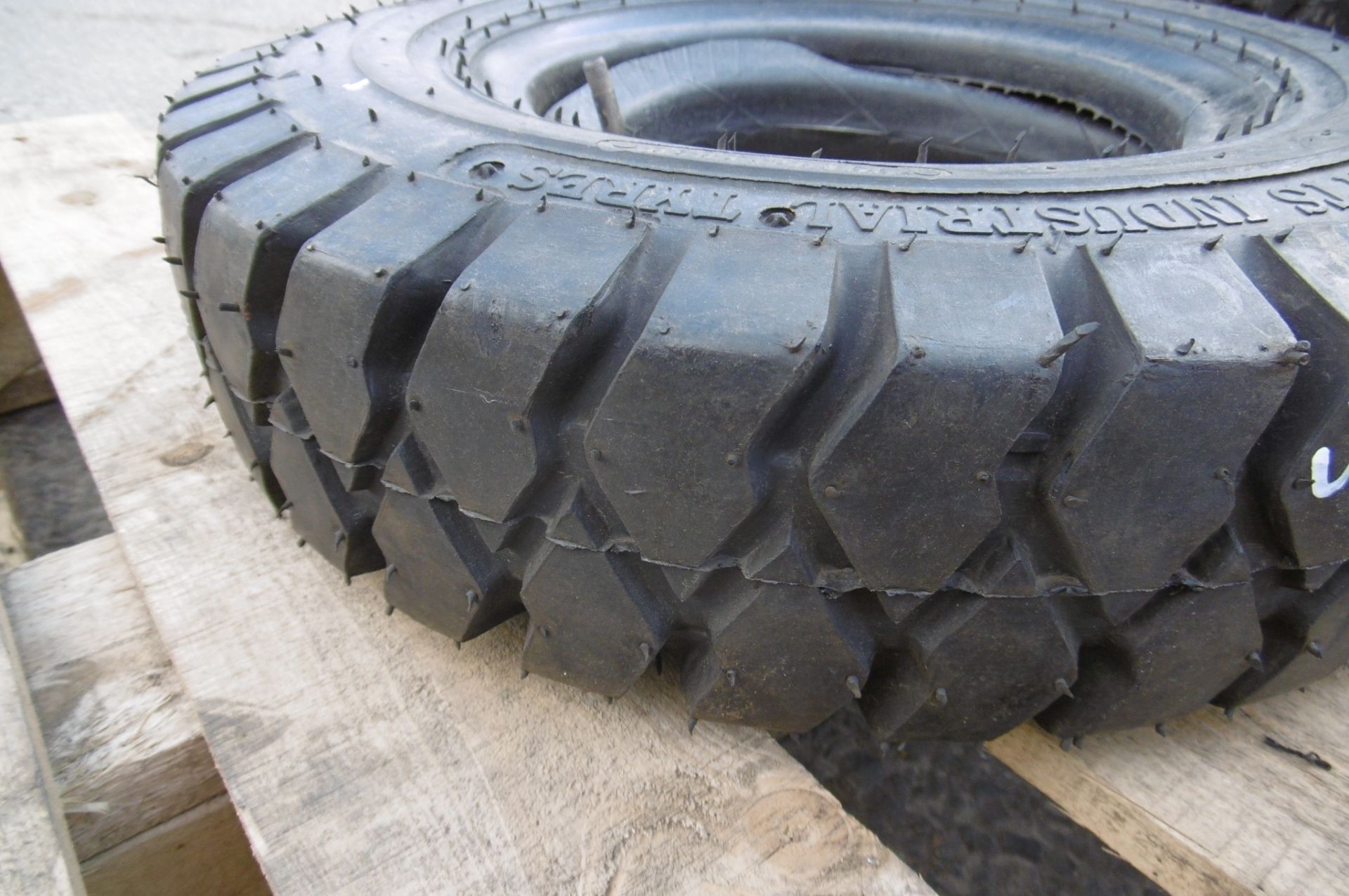 4 x Mixed 18x7-8 Continental and Widewall Tyres and 1 x Watts 4.00x8 Tyre - Image 4 of 10