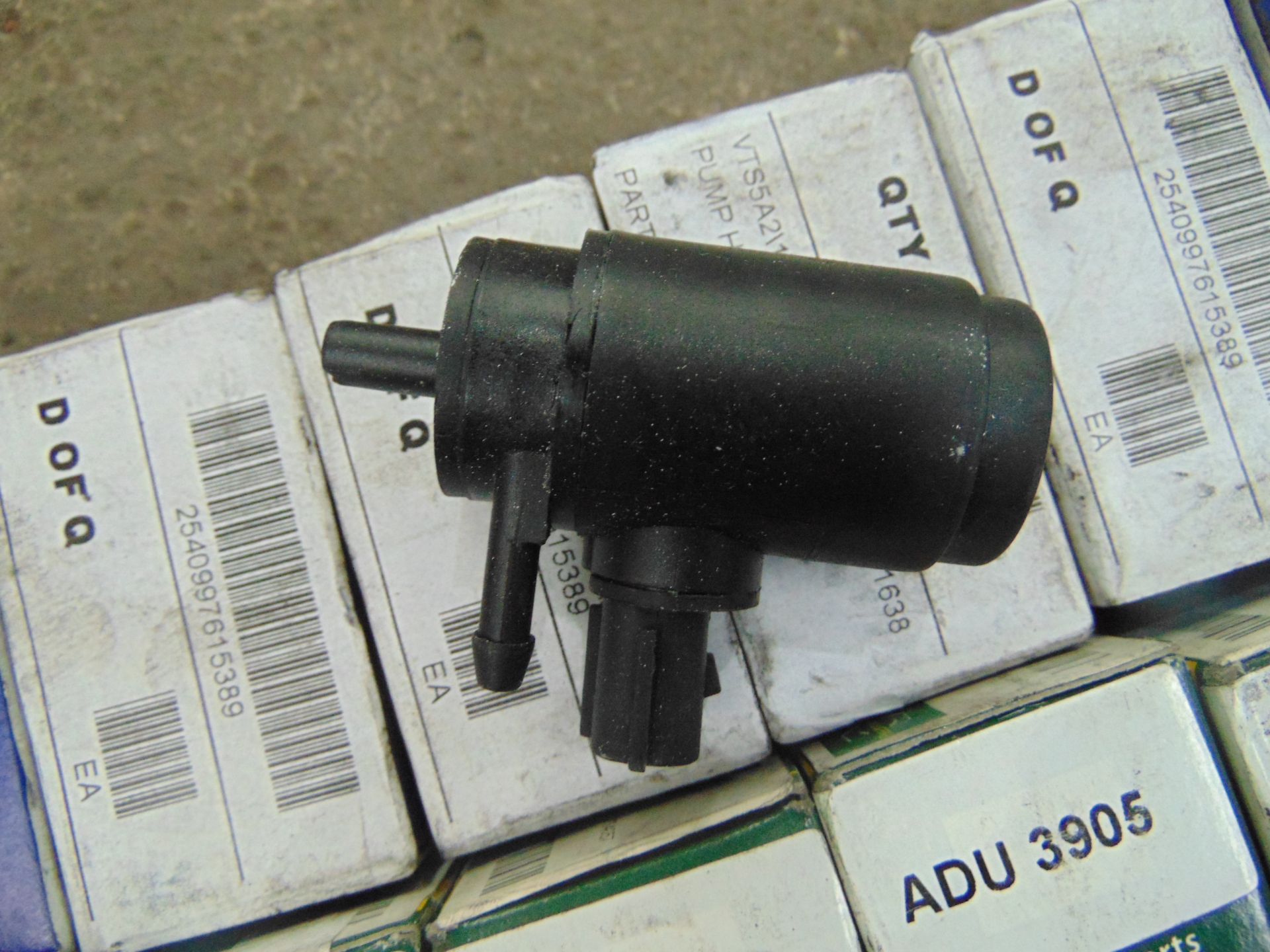 32 x Land Rover Defender Wind Screen Washer Pump ADU3905 - Image 2 of 4