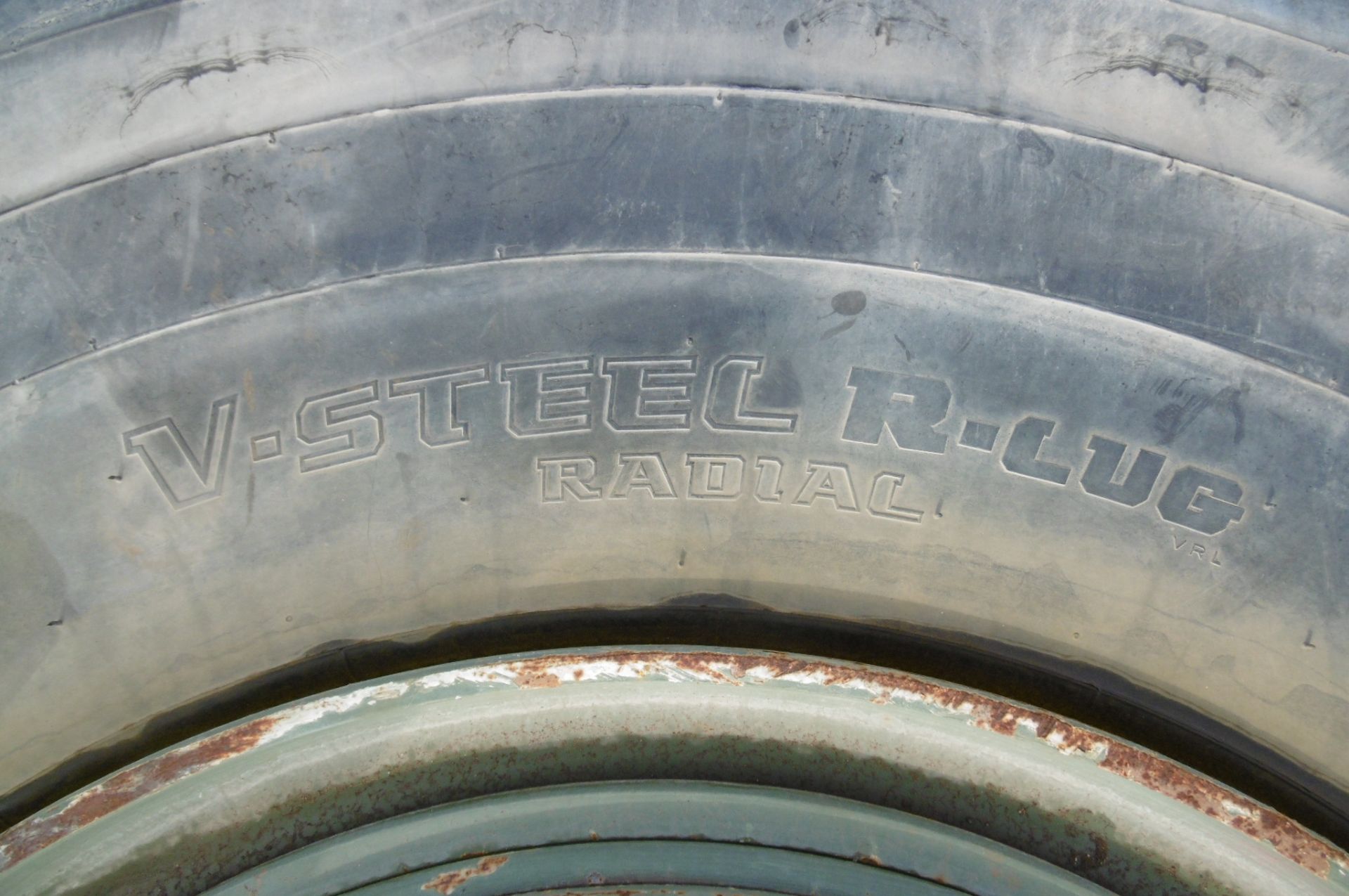 1 x Bridgestone V-Steel-R-Lug 29.5R35 Tyre complete with rim - Image 4 of 6