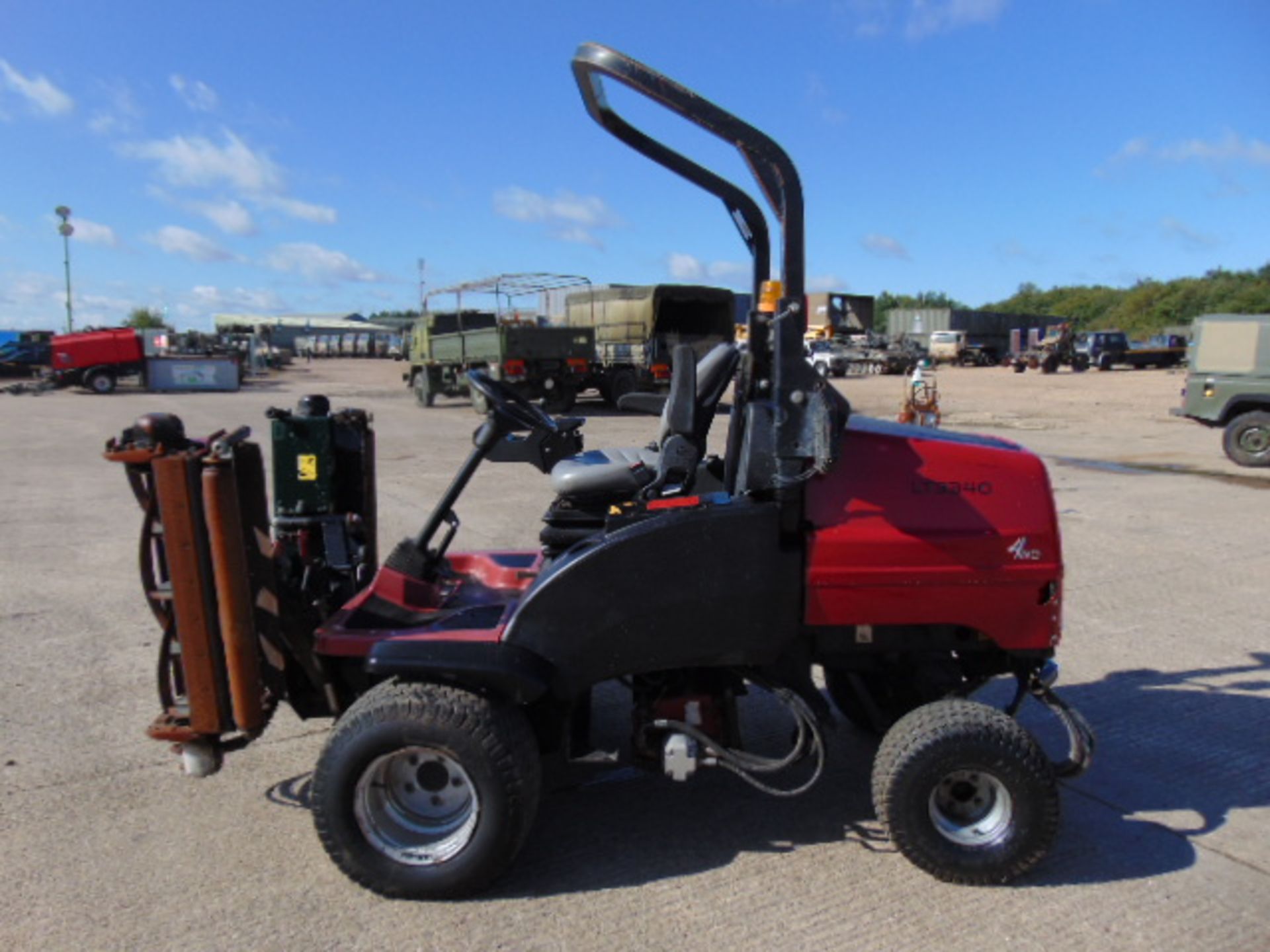 2012 Toro LT3340 4WD Triple Gang Ride on Mower - Image 4 of 15