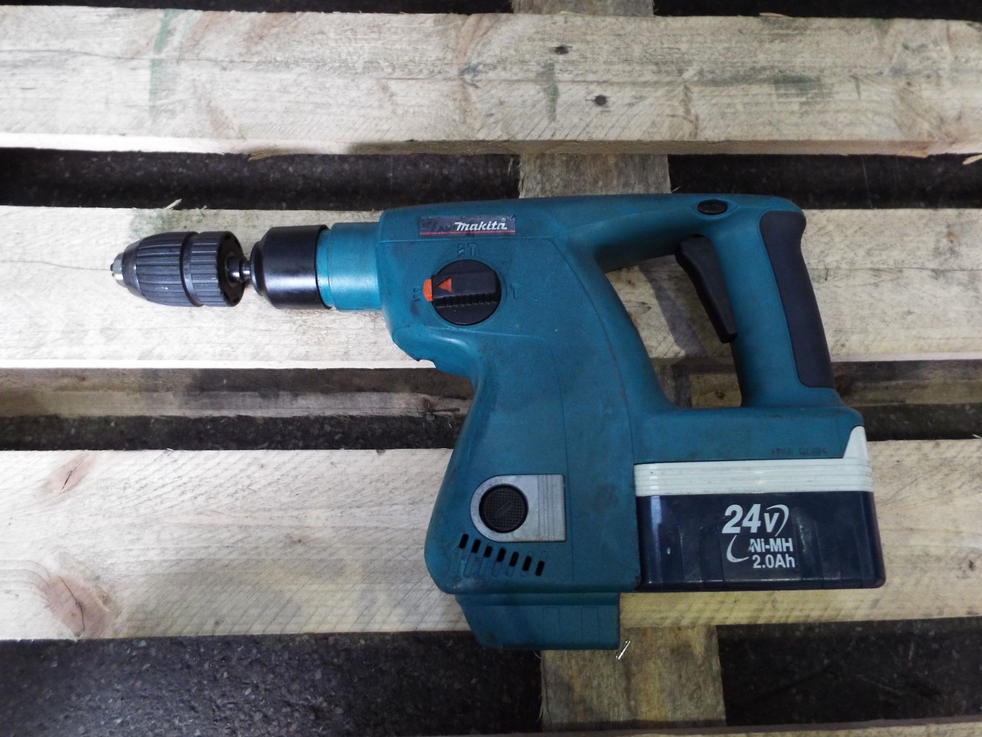 Makita BHR200 Hammer Drill with Battery and Charger - Image 2 of 7