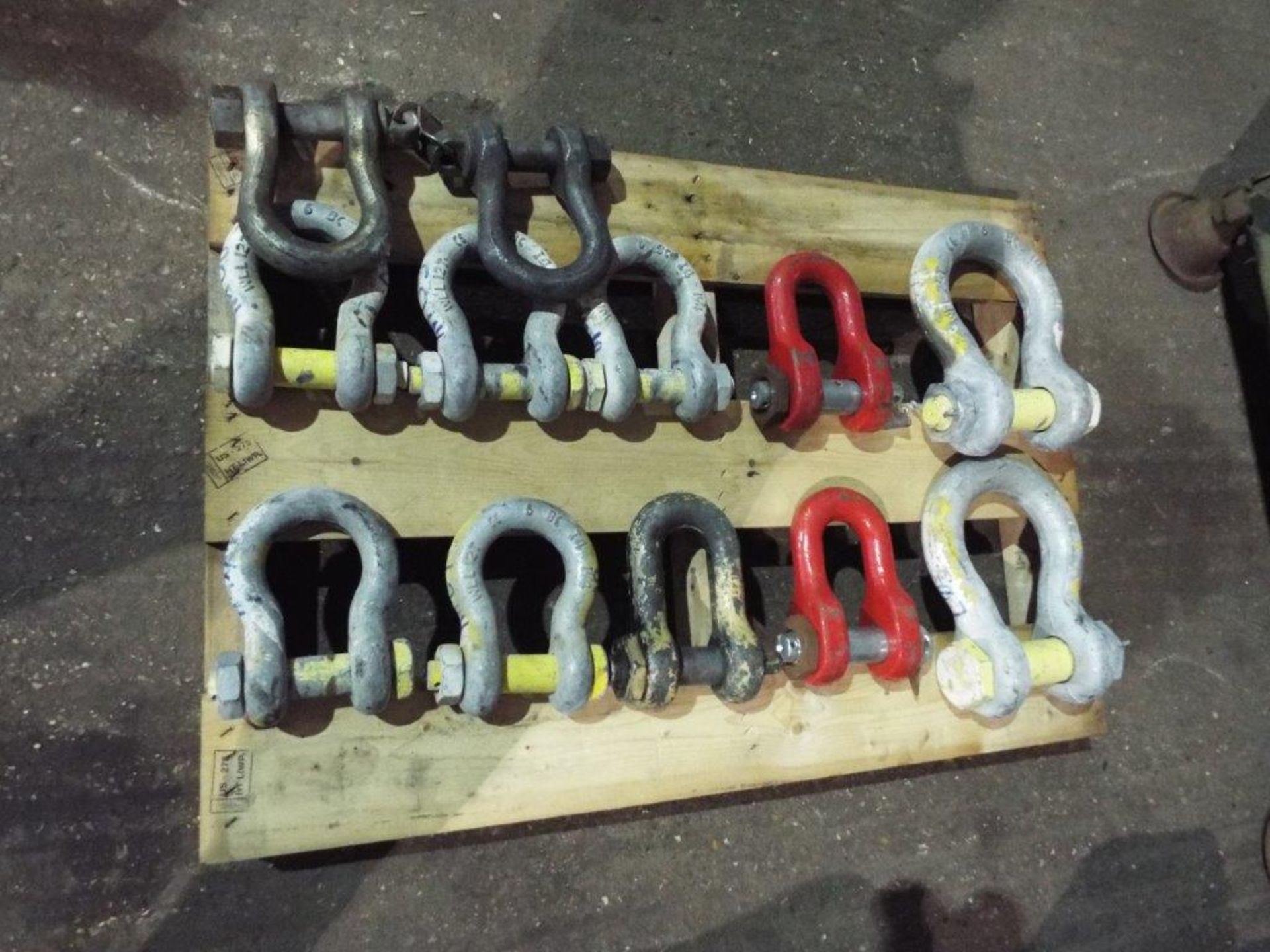 12 x Mixed Size D Shackles