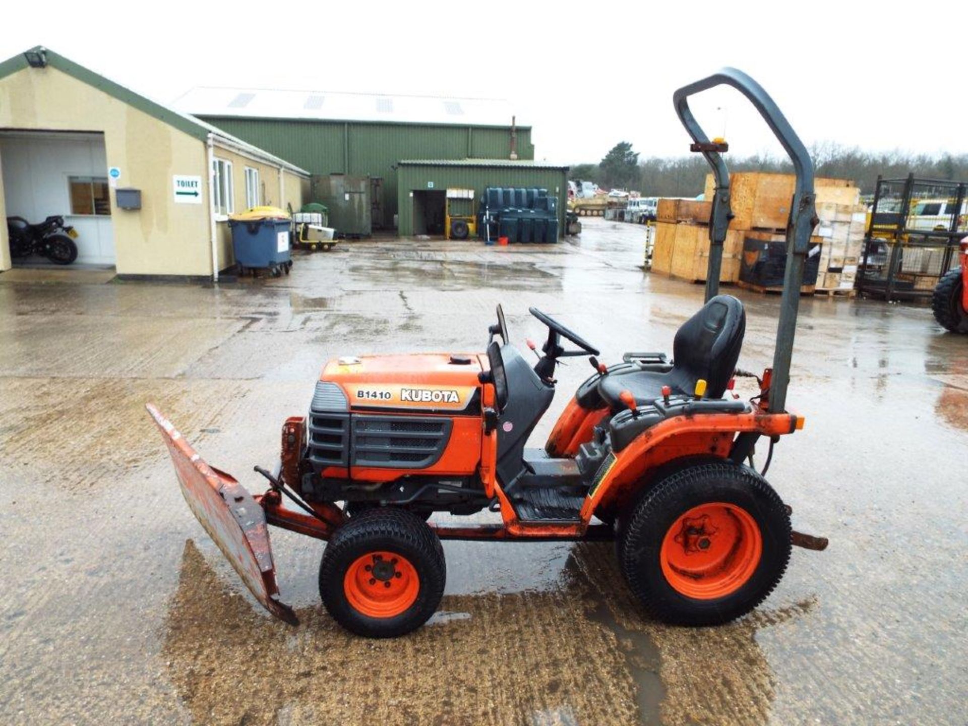 Kubota B1410D 4WD Diesel Powered Compact Tractor with Hydraulic Snow Plough Attachment - Image 4 of 25