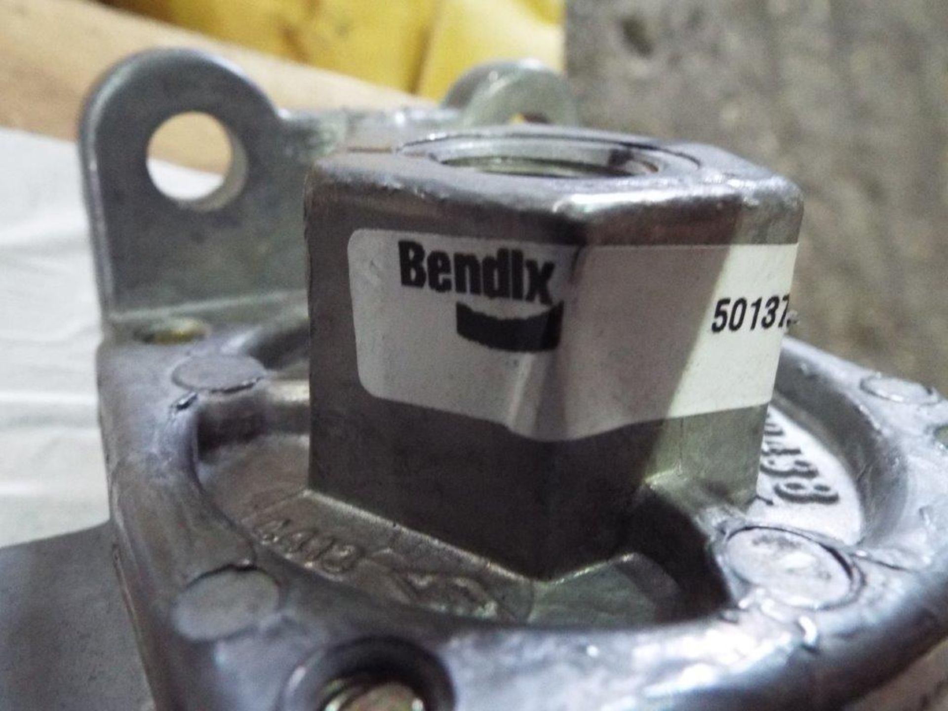24 x Bendix Pneumatic Brake Valves P/No 5013734 - Image 4 of 8