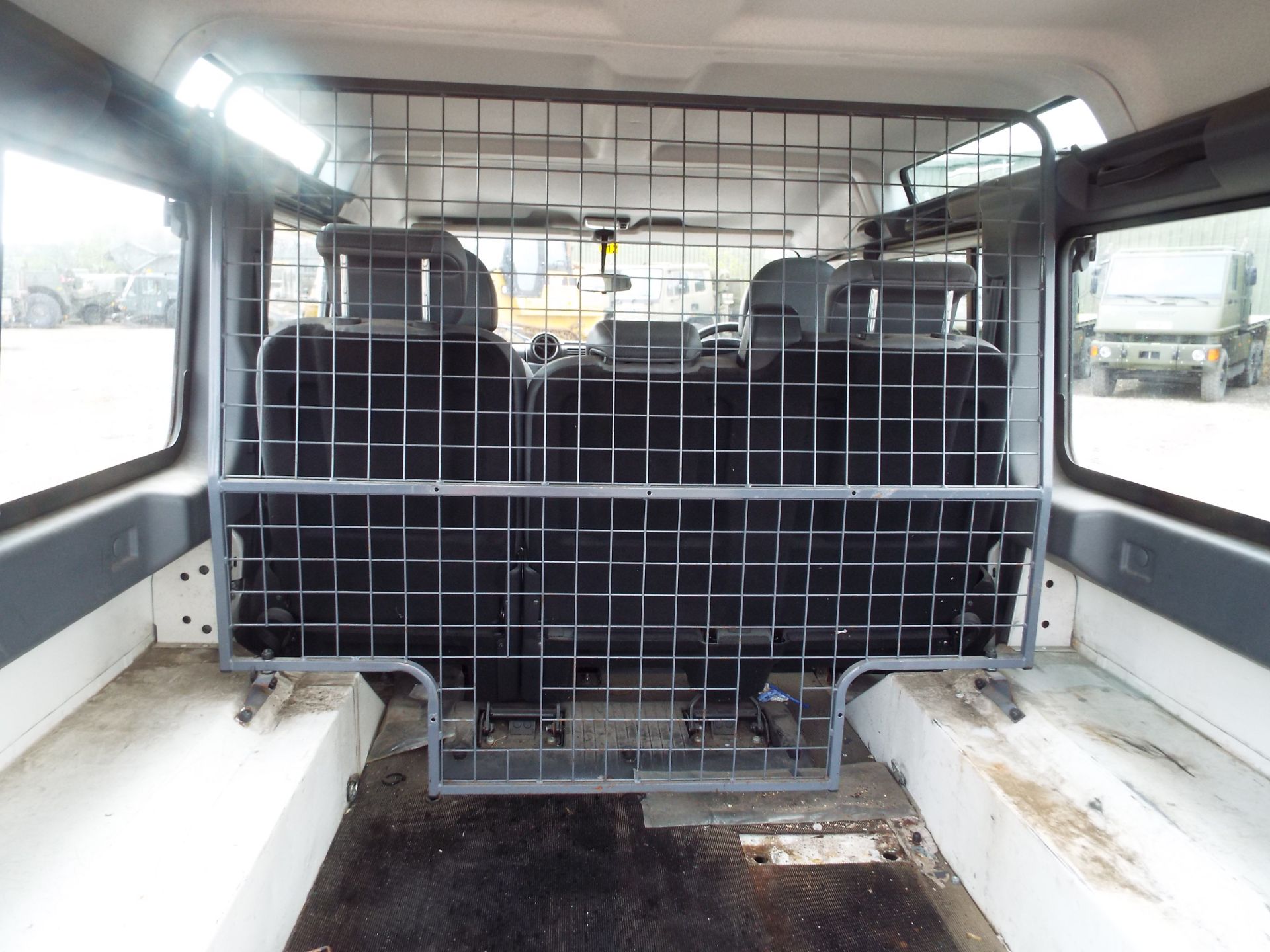 Land Rover Defender 110 Puma Station Wagon - Bild 22 aus 27