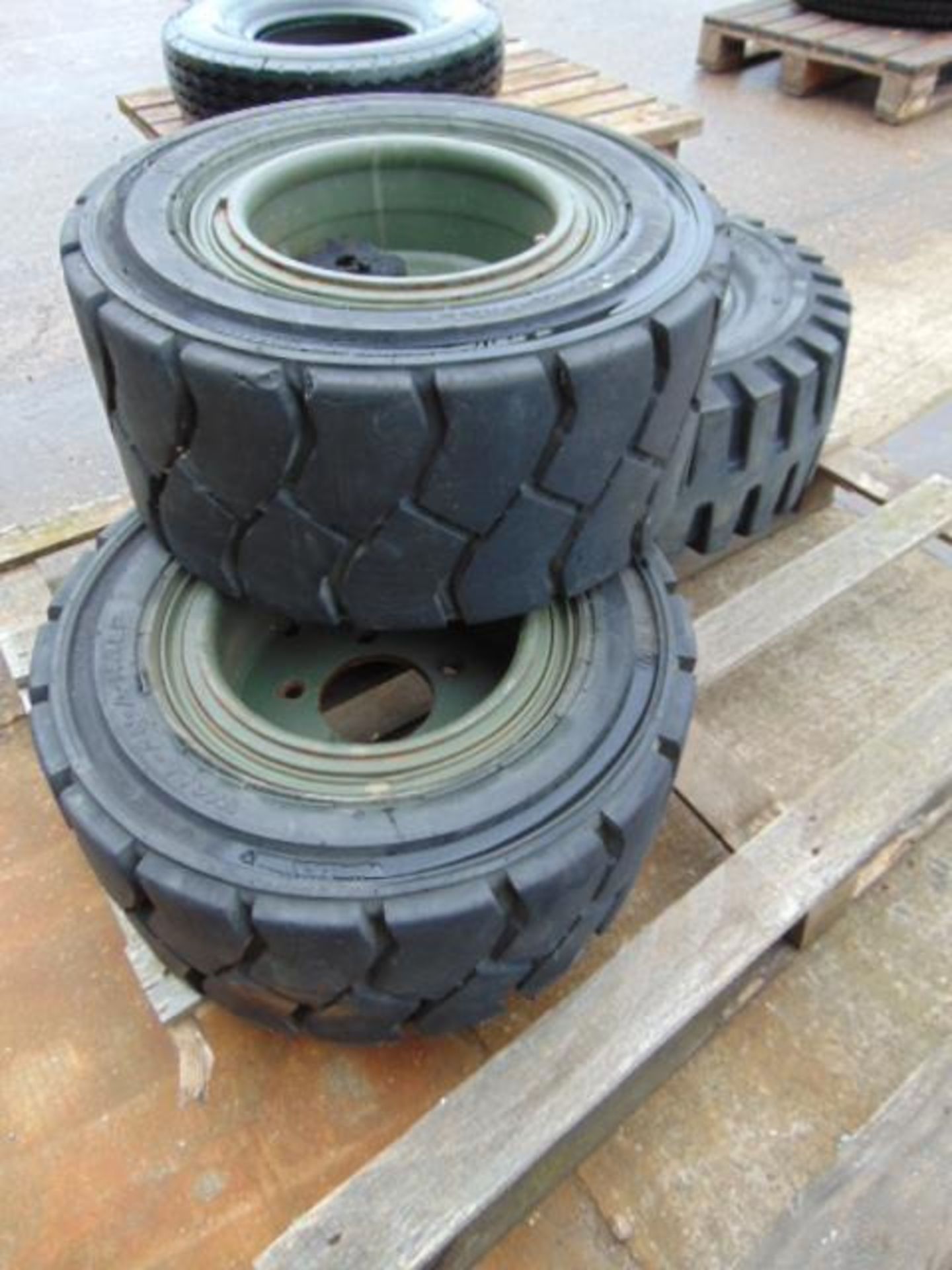2 x Wall-An-A-Half 23 x 10.1 and 1 x Watts Duramatic Plus 250 x 15 Tyre on Rims - Image 4 of 5