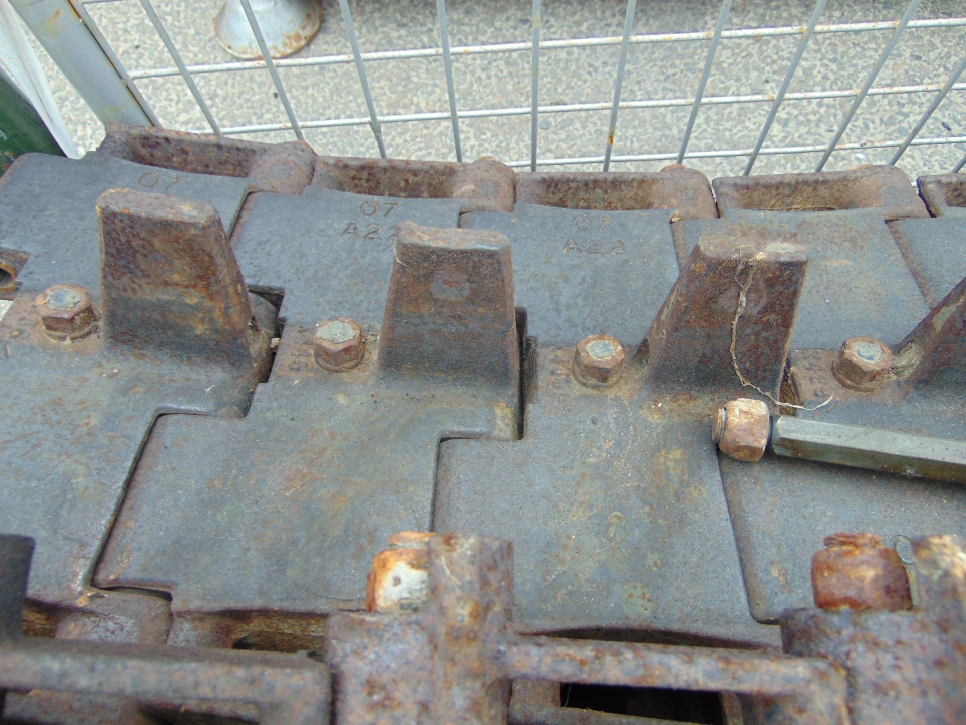 9 x FV432 10 Link Track Sections - Image 4 of 4