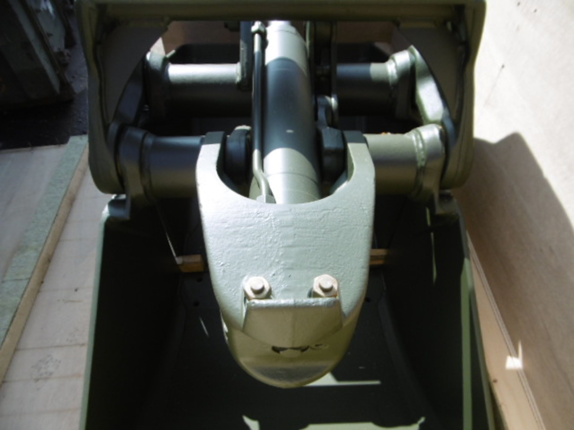 KM 605 Heavy Duty Clamshell Bucket with Horizontal Hydraulic Cylinder - Image 3 of 6