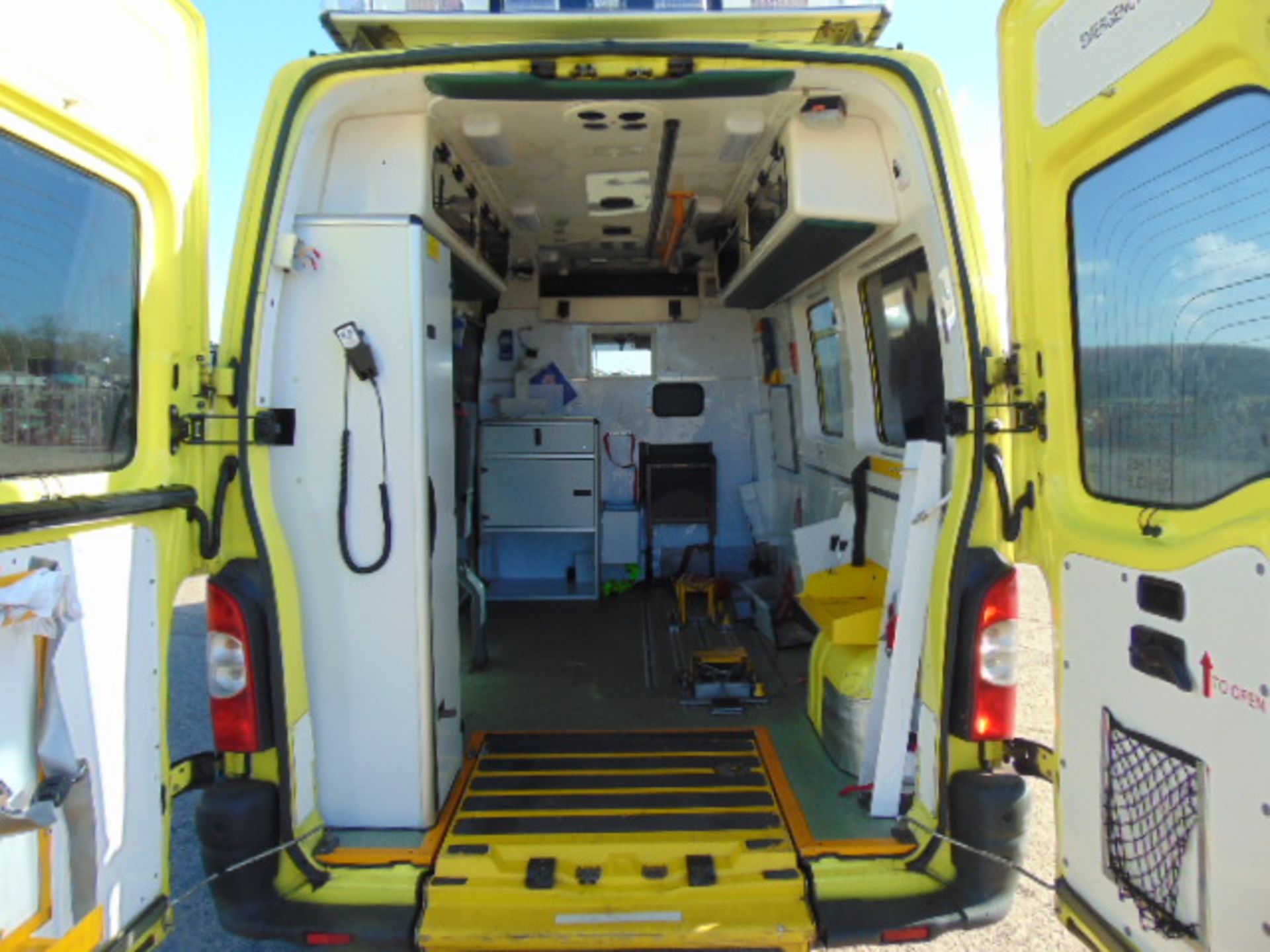Renault Master 2.5 DCI ambulance - Image 12 of 15