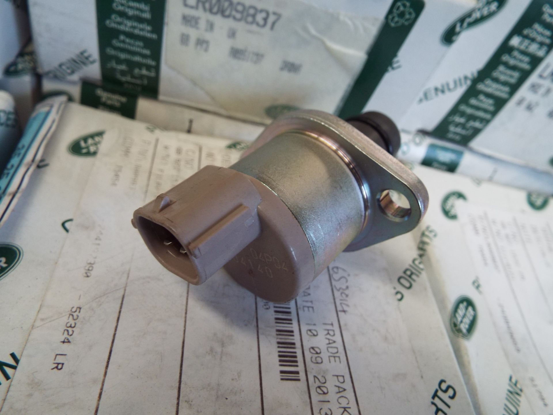 12 x Genuine Land Rover 2.4 Puma Fuel Vapor Valve P/No LR009837 - Image 3 of 6