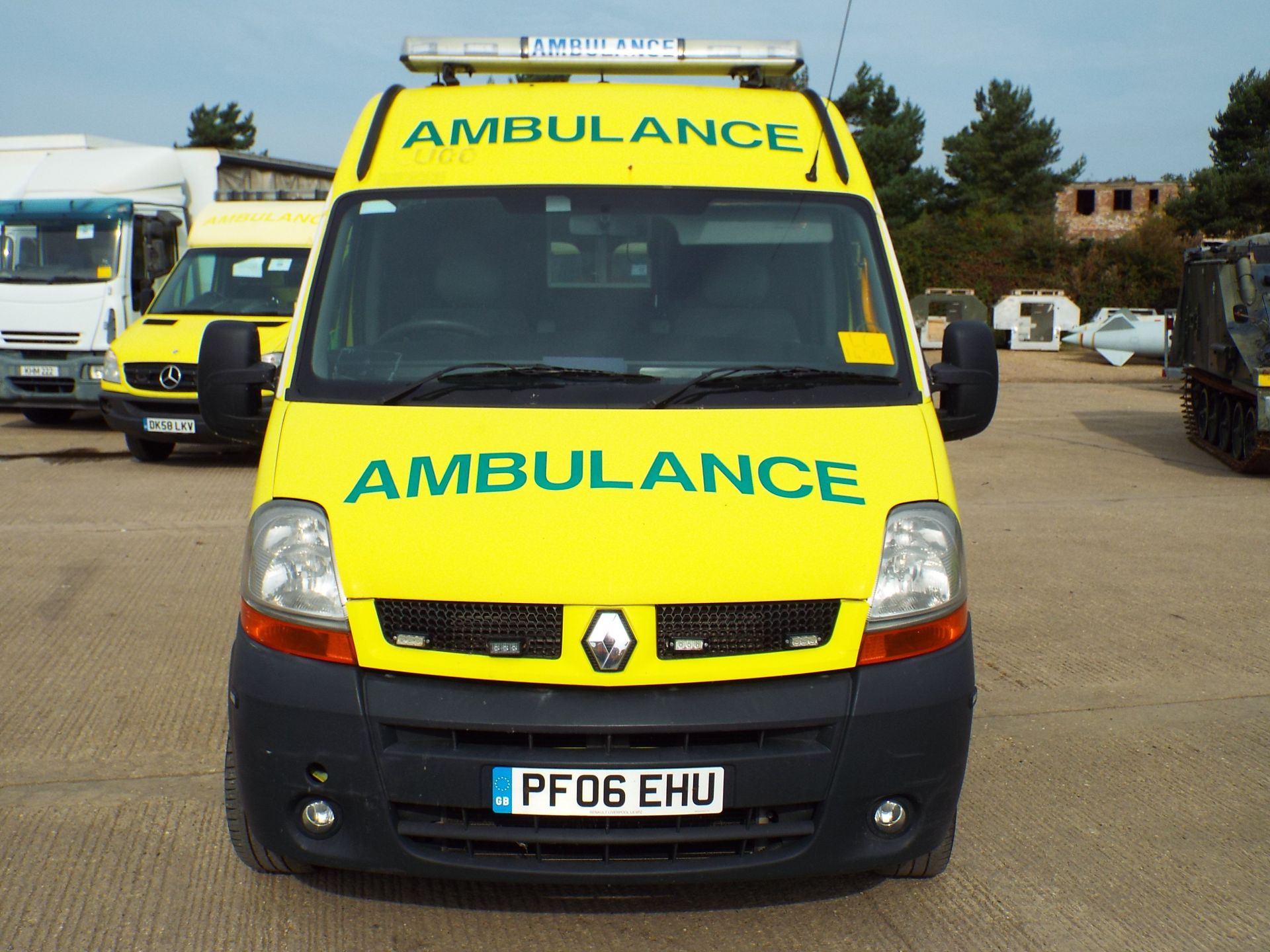 RHD Renault Master 2.5 DCI Ambulance - Image 2 of 24