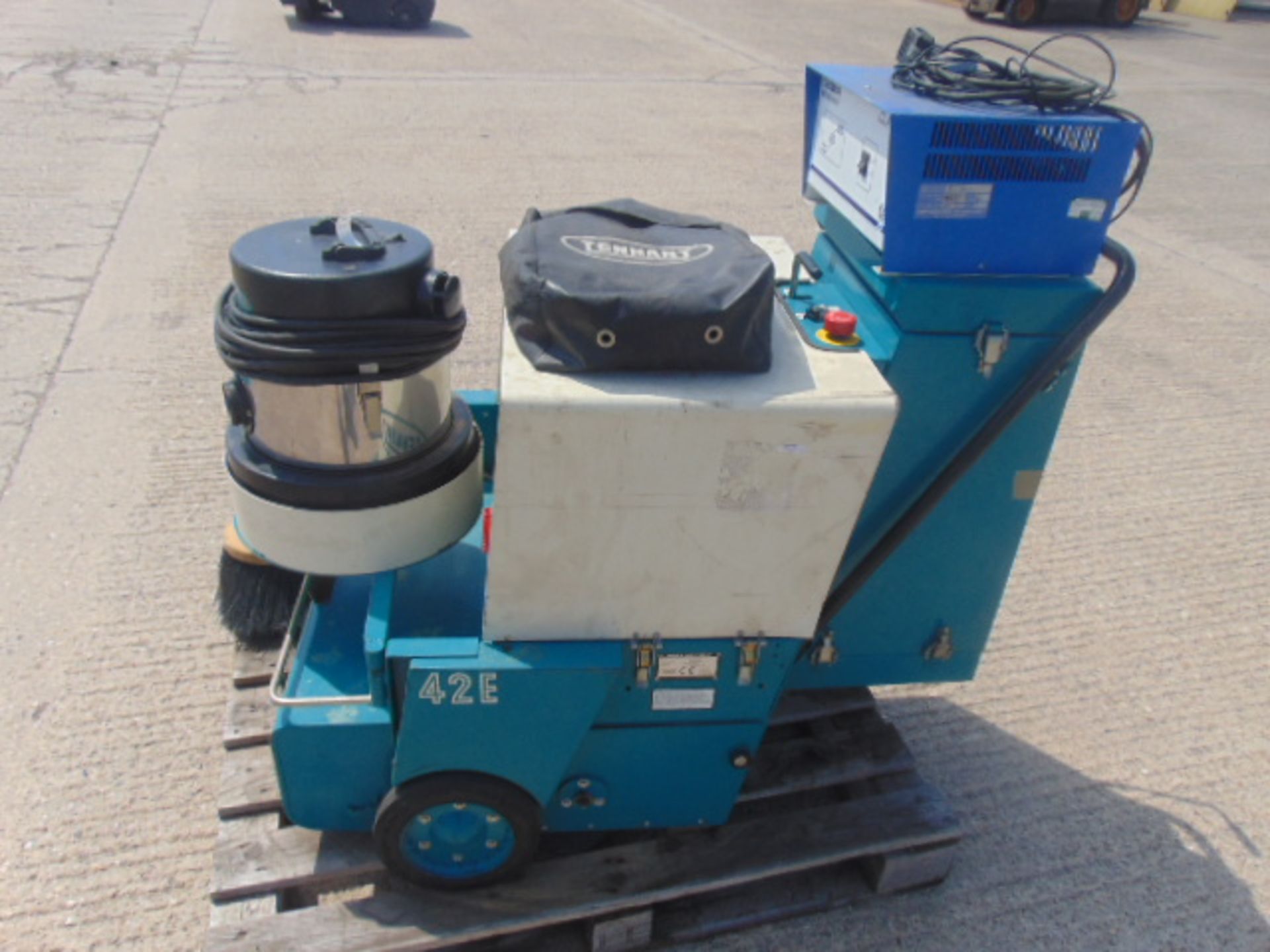 Tennant 42E Walk Behind Electric Sweeper with Vacuum Cleaner C/W Charger - Image 4 of 17