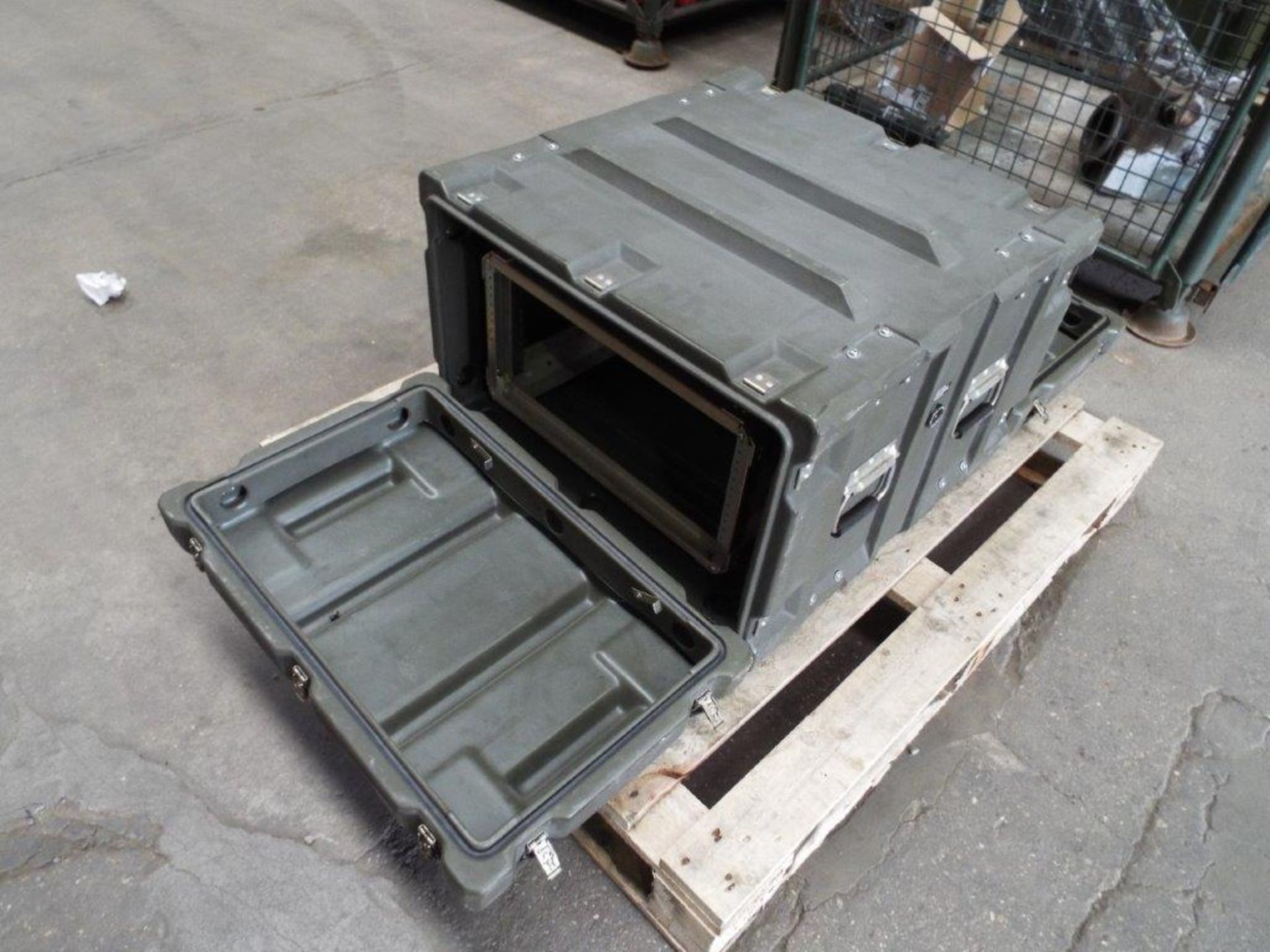 Heavy Duty Zero Double Entry Transit Case with Anti-Vibration Cradle - Image 7 of 9