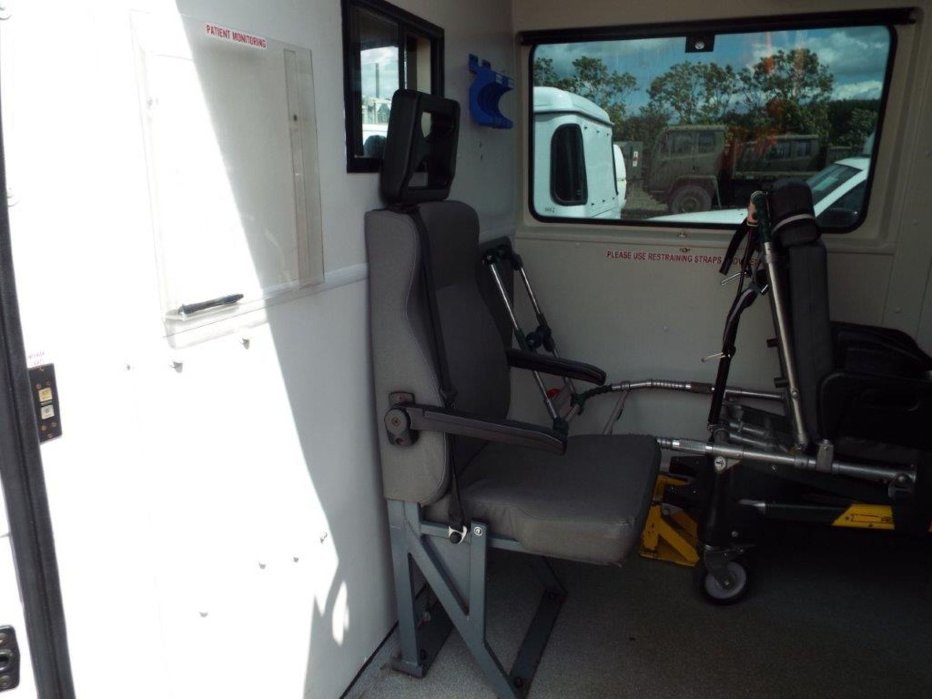 Renault Master 2.5 DCI Patient Transfer Bus with Ricon 350KG Tail Lift - Image 16 of 30