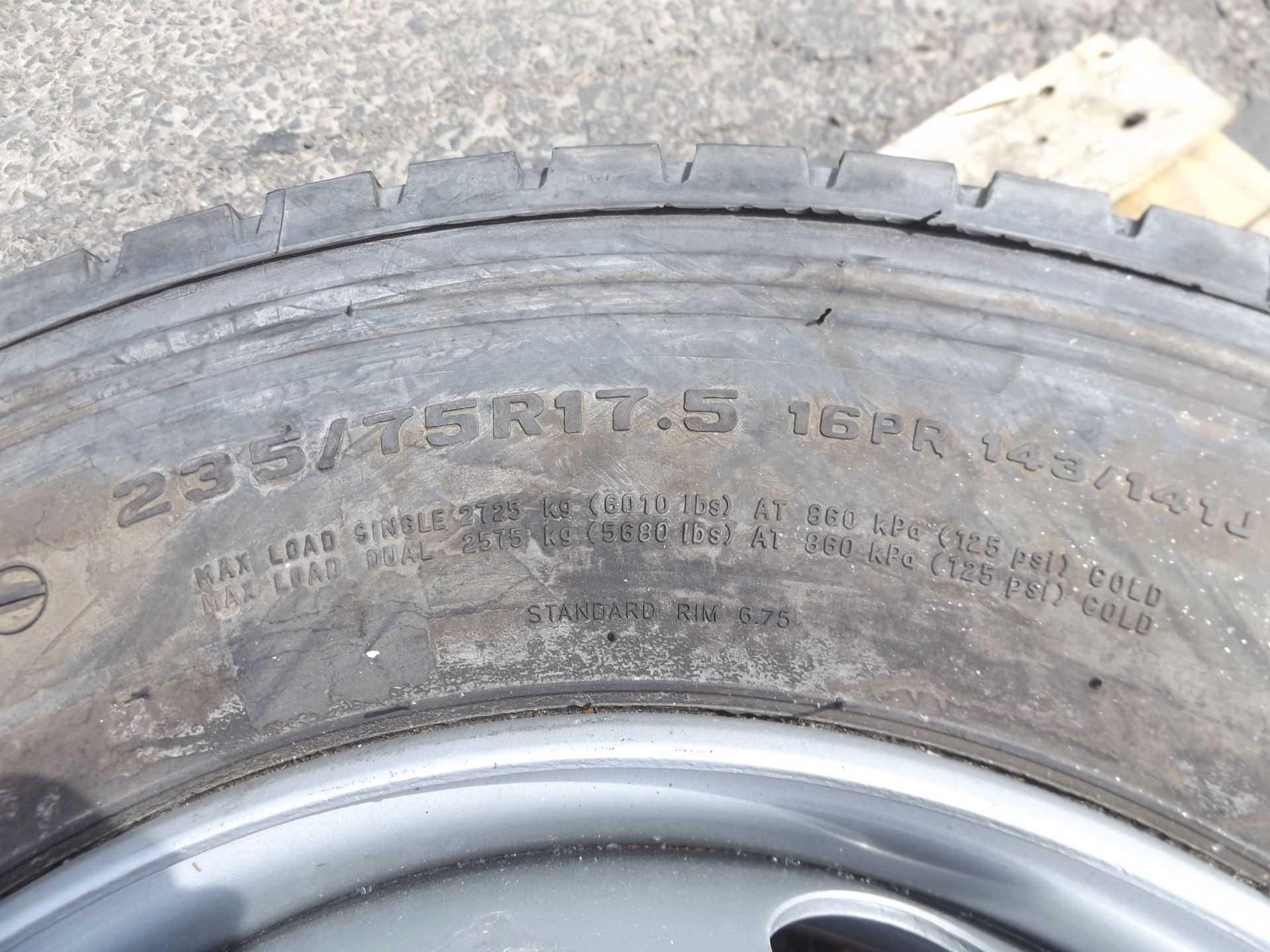 1 x Double Coin RLB490 235/75 R17.5 Tyre complete with 10 Stud rim - Image 3 of 6