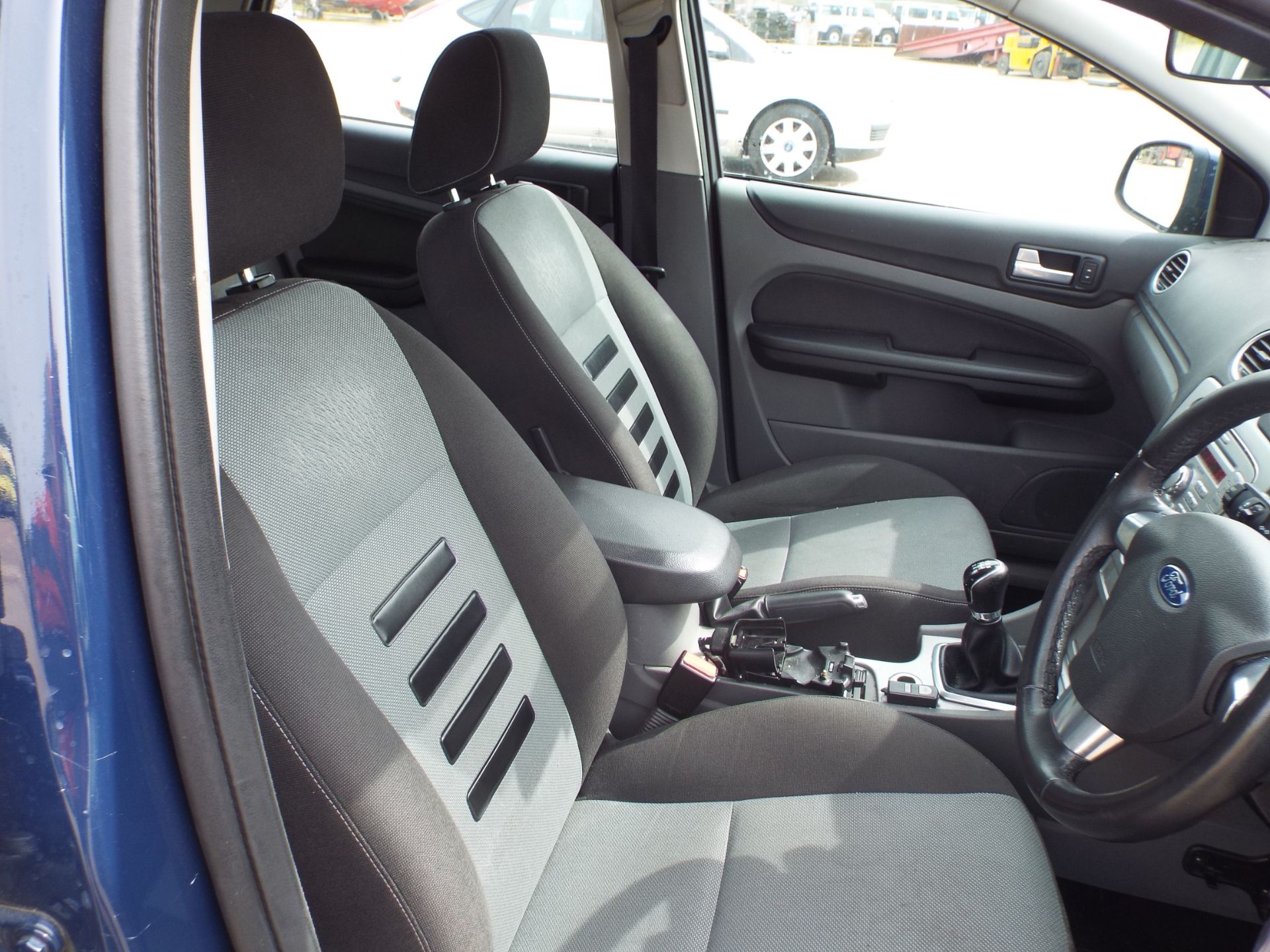 Ford Focus 1.8 TDDI Zetec Hatchback - Image 13 of 24