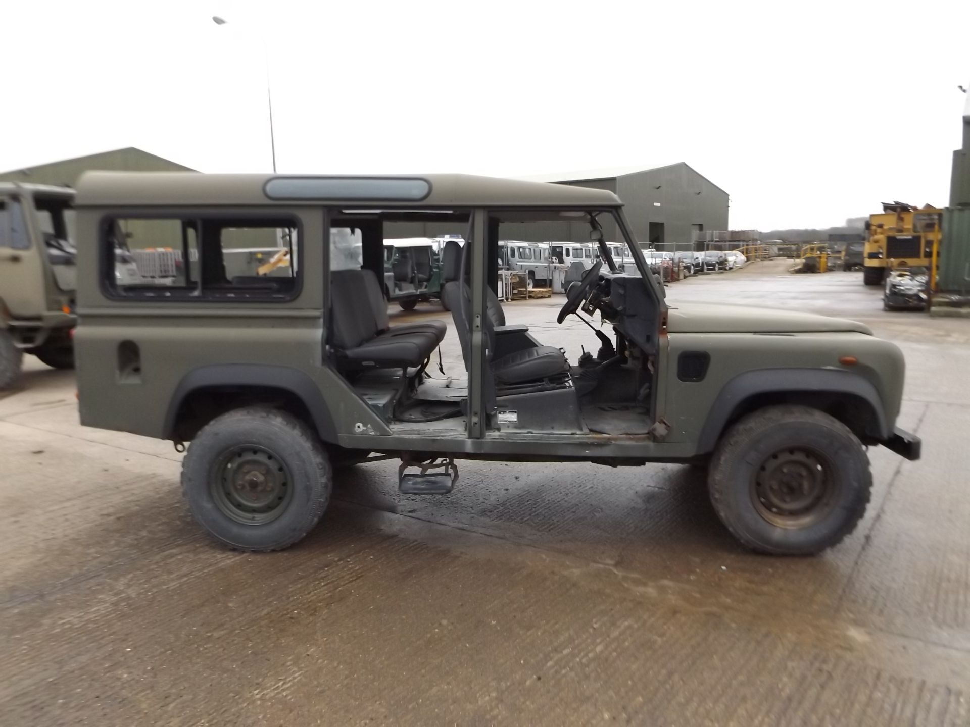 Land Rover Defender 110 TD5 suitable for spares or repairs - Image 5 of 19