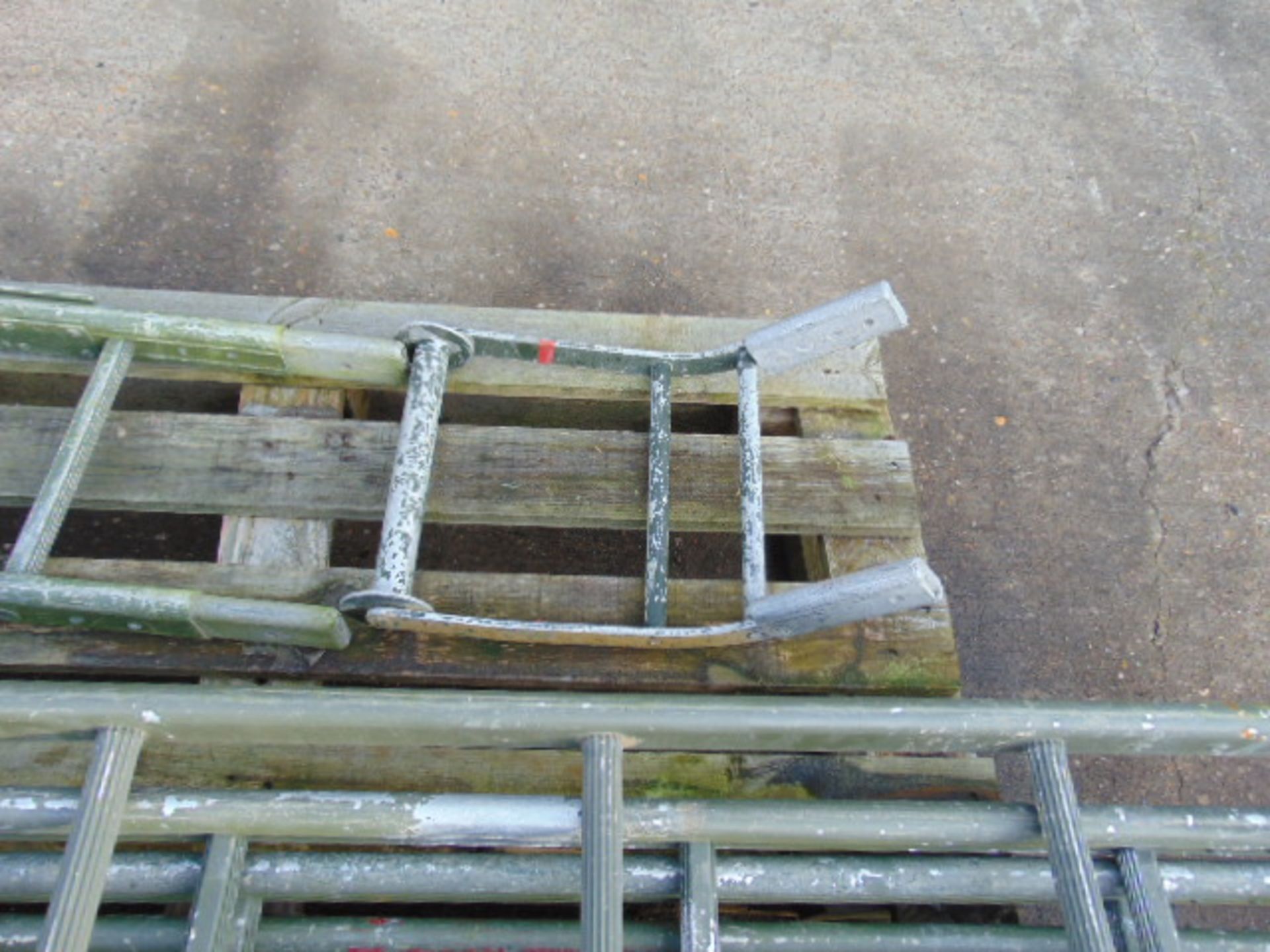 4 Section Military Aluminium Scaling/Assault Ladder with Ridge Hook and Roller Attachments - Image 3 of 4