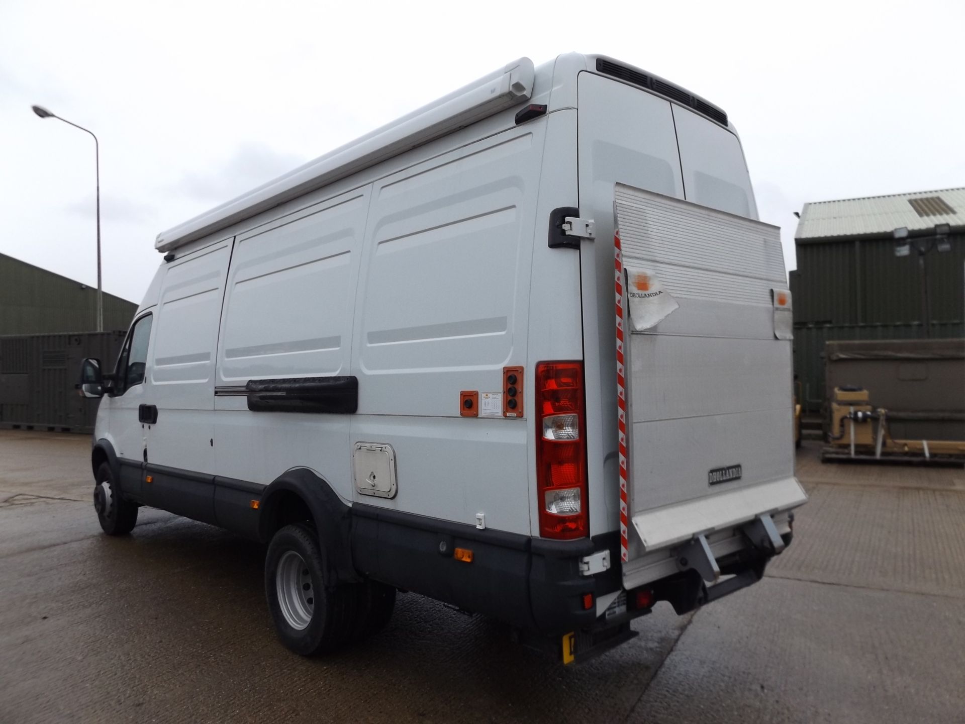 26,527km Iveco Daily 3.0HPT complete with twin Omnistor Safari Residence awnings and tail lift - Bild 6 aus 33