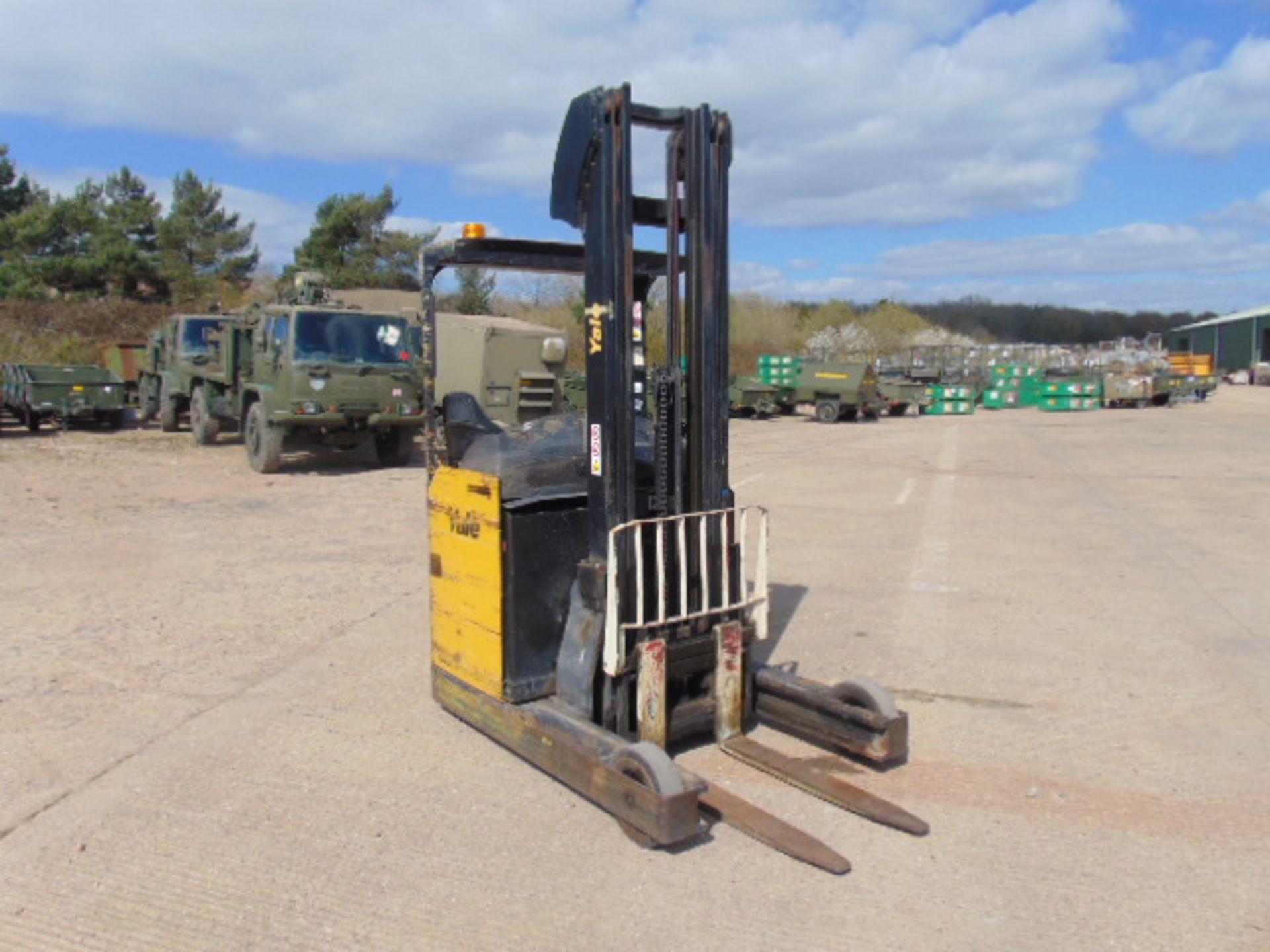 Yale MR16 Ride On Electric High Lift Reach Truck c/w Charger - Image 3 of 29