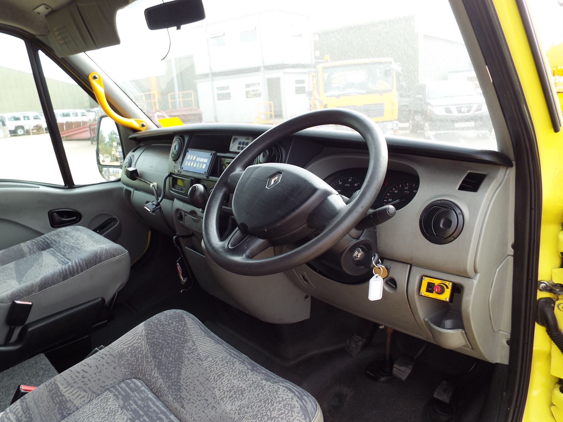RHD Renault Master 2.5 DCI Ambulance - Image 11 of 24