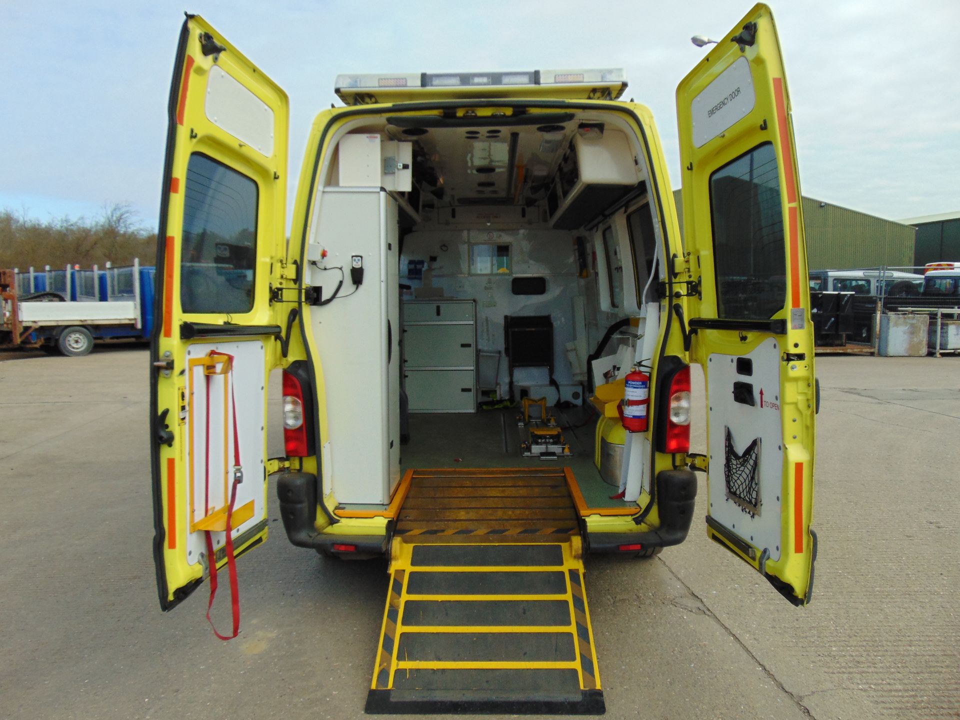 Renault Master 2.5 DCI ambulance - Image 13 of 18