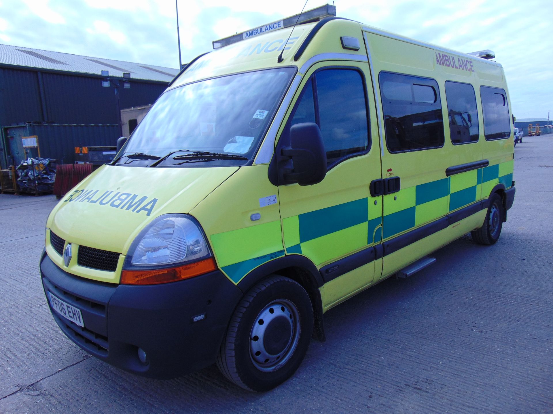 Renault Master 2.5 DCI ambulance - Image 3 of 18
