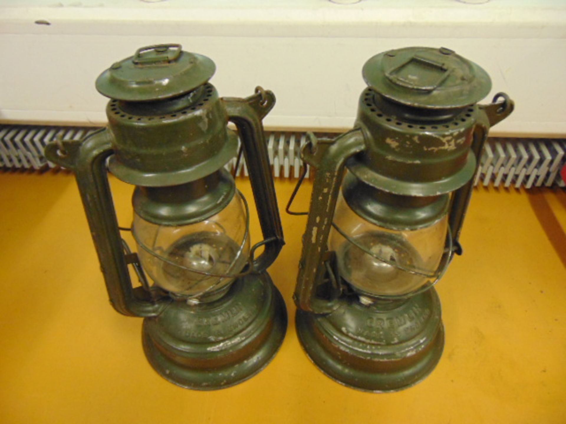 2 x Vintage Gremlin Hurricane Lamps - Image 2 of 5