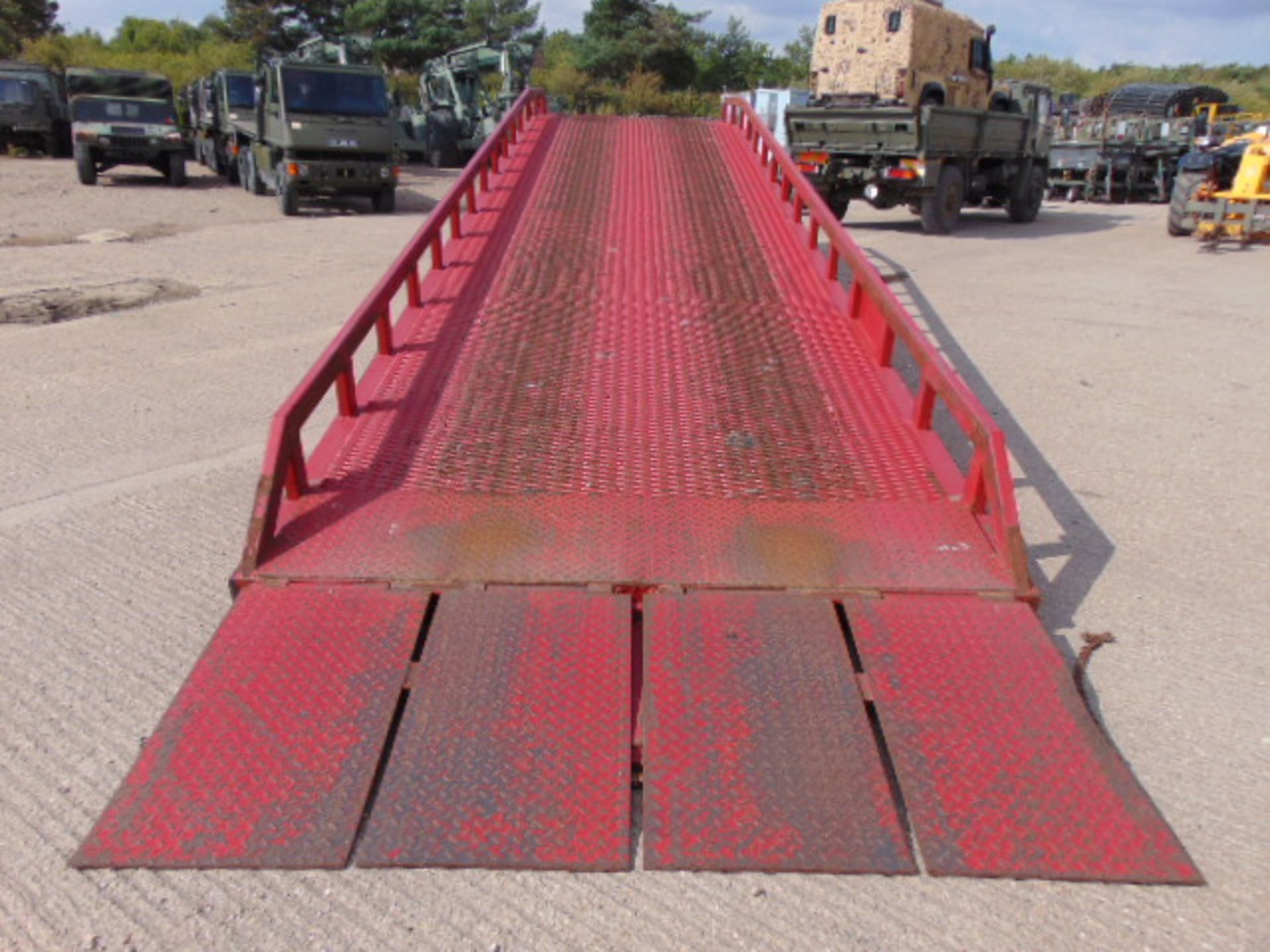 2012 Thorworld 10 Tonne Electric / Hydraulic Mobile Loading Ramp - Image 2 of 9