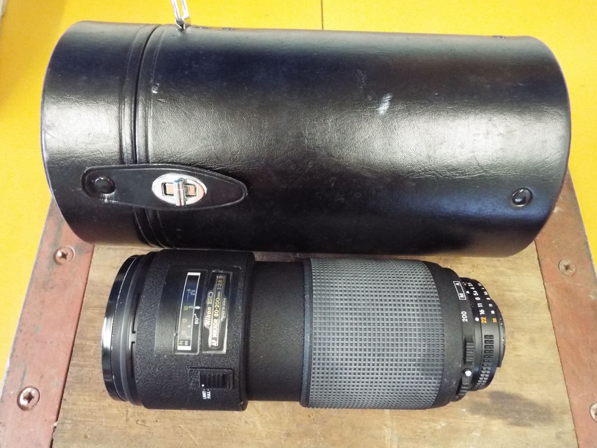 Nikon ED AF Nikkor 80-200mm 1:2.8 D Lense with Leather Carry Case