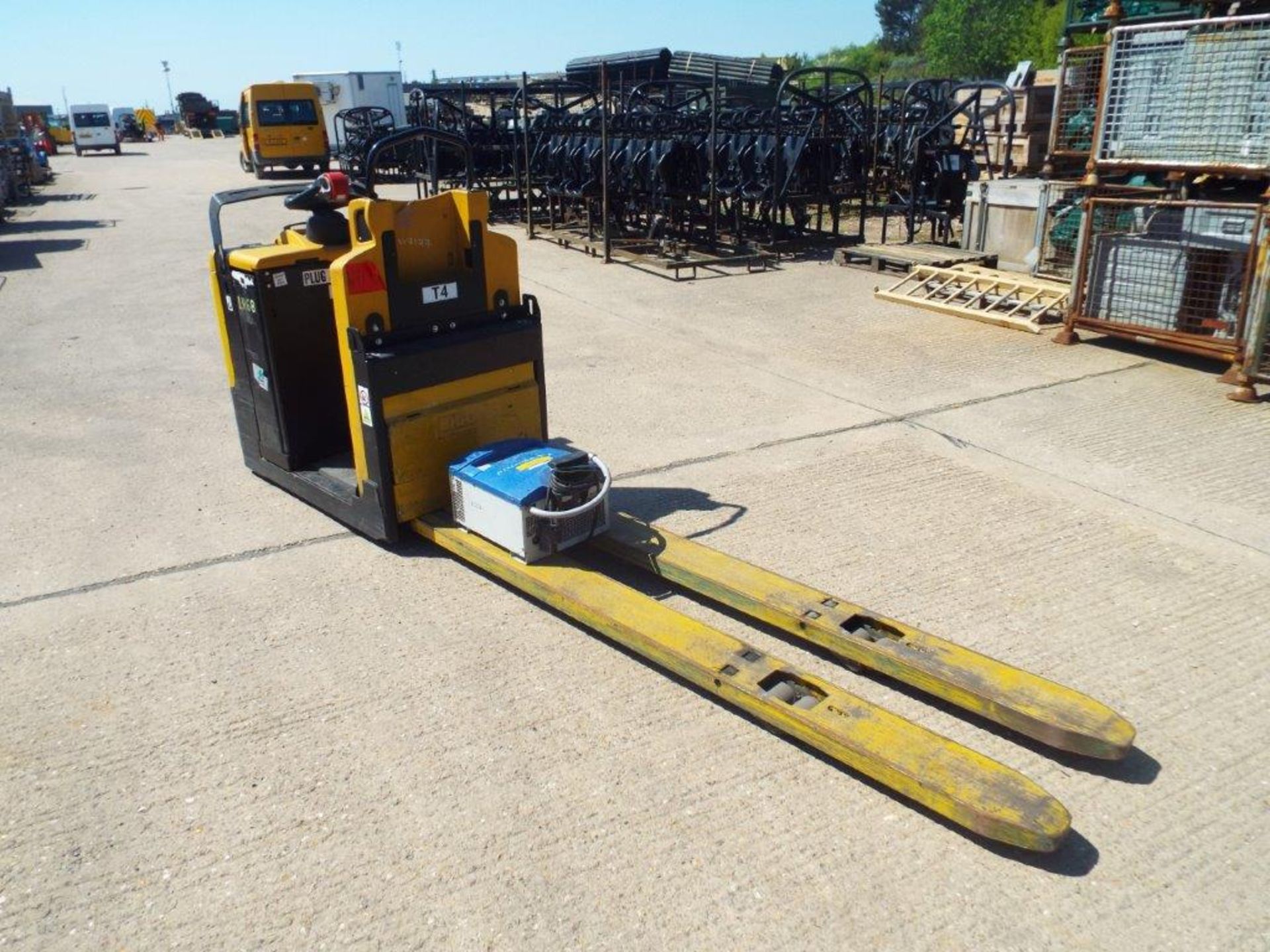 Yale MO20 2T Self Propelled Electric Pallet Truck - Bild 2 aus 15