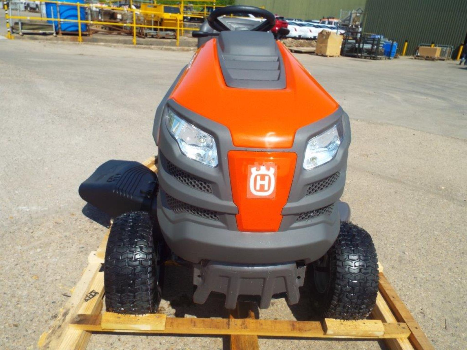 Husqvarna YTA22V46 22-HP V-twin Automatic 46-in Ride On Lawn Tractor - Bild 2 aus 25