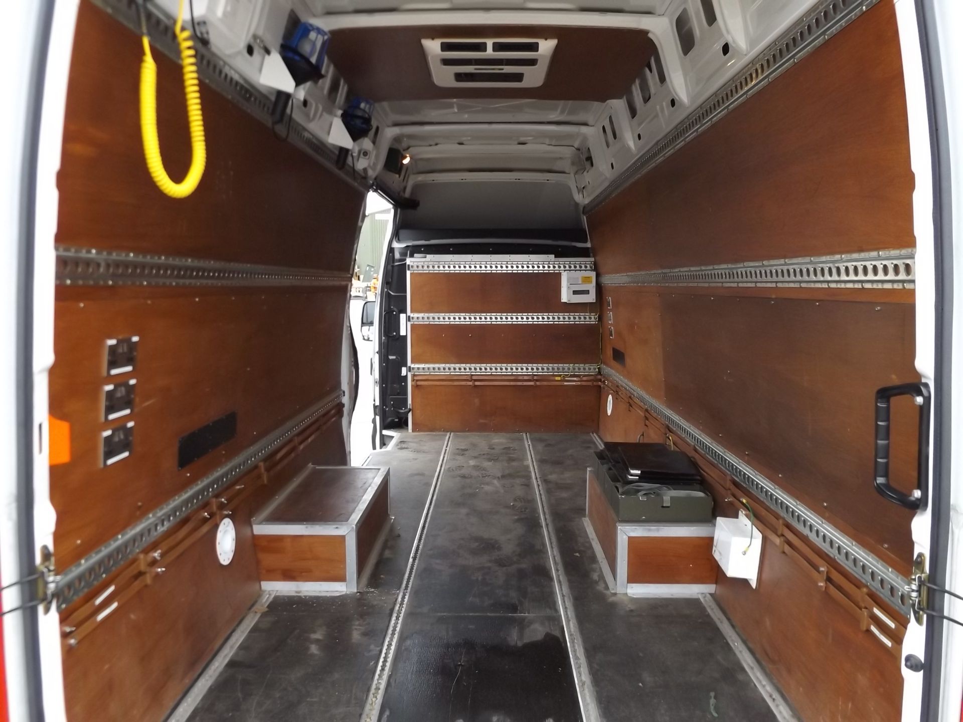 26,527km Iveco Daily 3.0HPT complete with twin Omnistor Safari Residence awnings and tail lift - Bild 14 aus 33